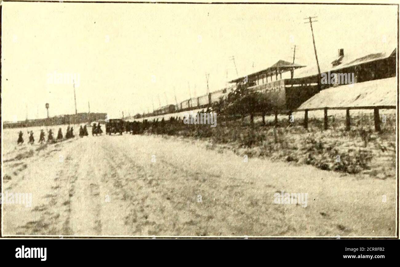 . Journal de chemin de fer électrique . des hommes loueux ont été transportés par voiture dans l'ordre qu'il pourrait y avoir beaucoup de sièges supplémentaires dans les voitures de cinquante-passagers pour les bagages et l'équipement de thetroops. Les troupes ont été payées dans l'appartement des maîtres de quartier de fort Sheridan et ont libéré une compagnie à un moment donné. Ils ont marché par des compagnies jusqu'au stationet ont embarqué les voitures, et aussi vite qu'un train de trois voitures a été chargé, il a été retiré et envoyé à Mil-waukee. Cela a éliminé tout retard, en ce qui concerne l'électricité, car les soldats ont été transportés sur leur chemin aussi rapidement que libéré. Mais trois voitures à Banque D'Images