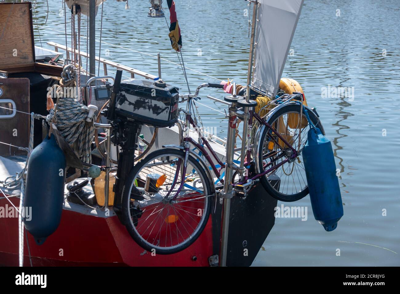 Allemagne, Mecklembourg-Poméranie occidentale, Stralsund, un vélo est attaché au pont d'un bateau à voile, Mer Baltique Banque D'Images