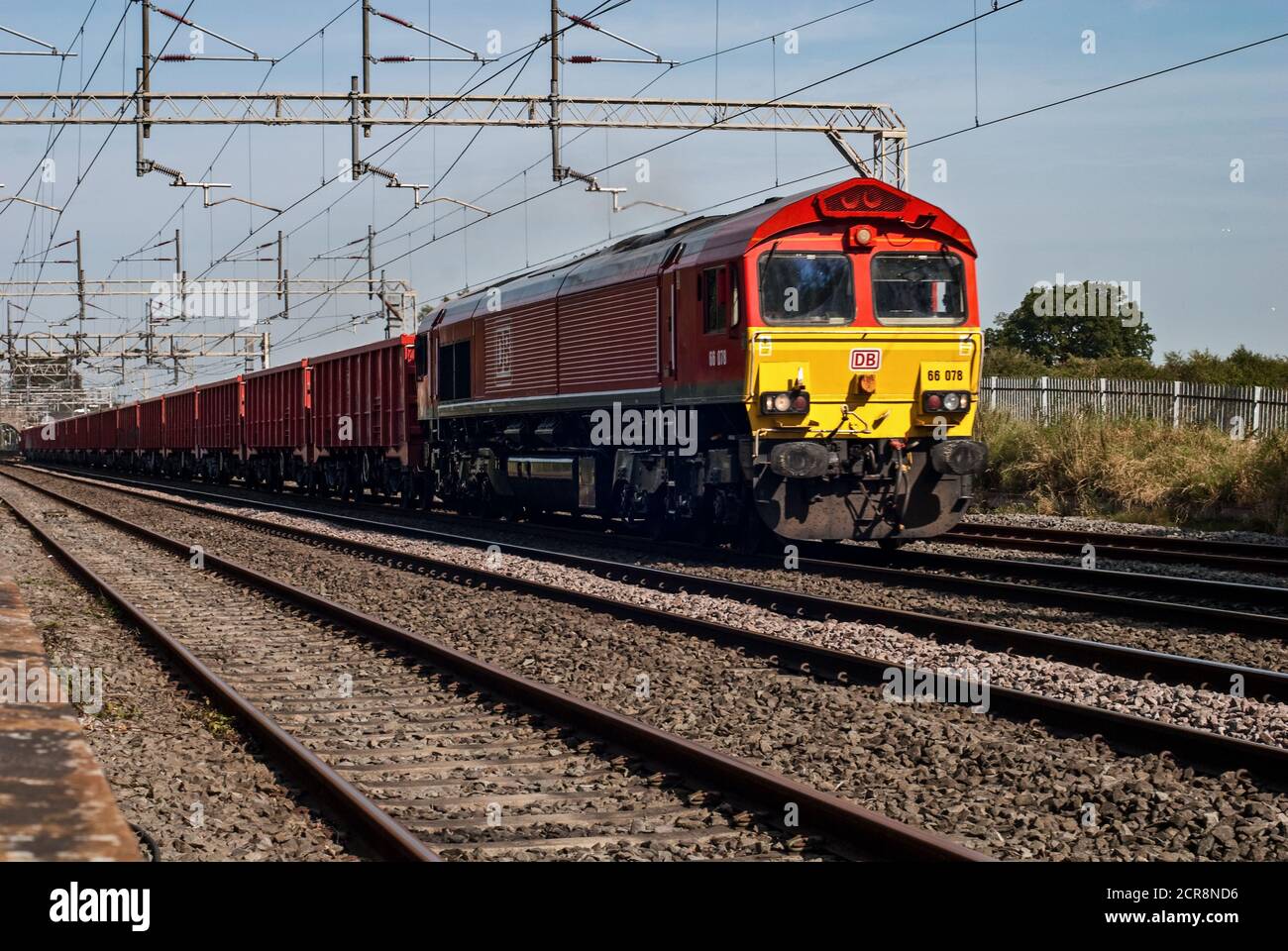 Une locomotive de classe 66 DB Schenker 66078 traversant Chelford, Cheshire avec le Dowlow jusqu'au train de pierre de Theale. Banque D'Images