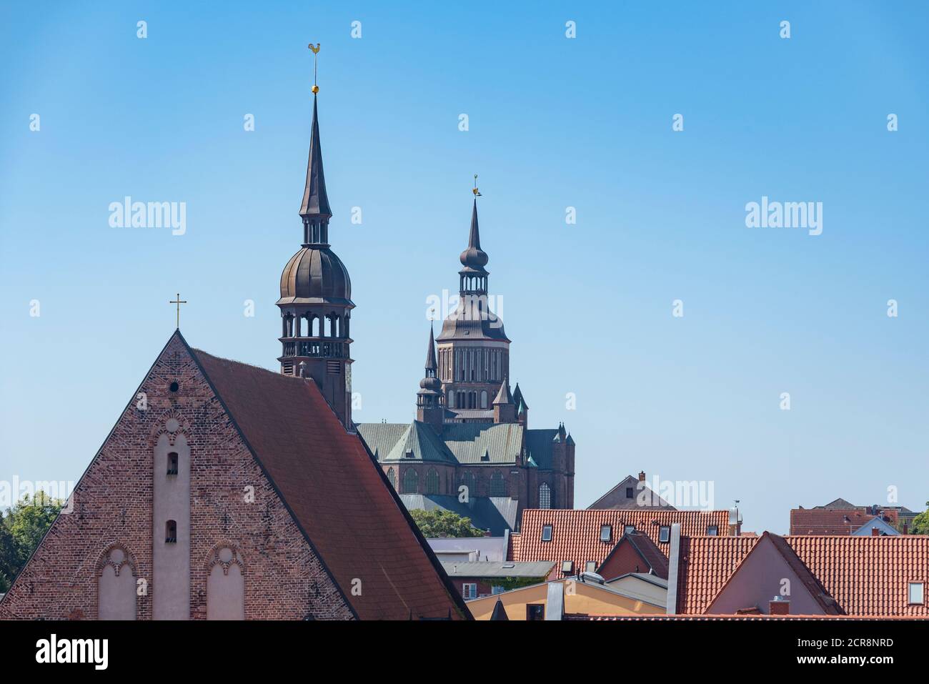 Allemagne, Mecklembourg-Poméranie occidentale, Stralsund, vue depuis le parking couvert dans le port sur le Marienkirche dans la vieille ville de Stralsund, Baltique Banque D'Images