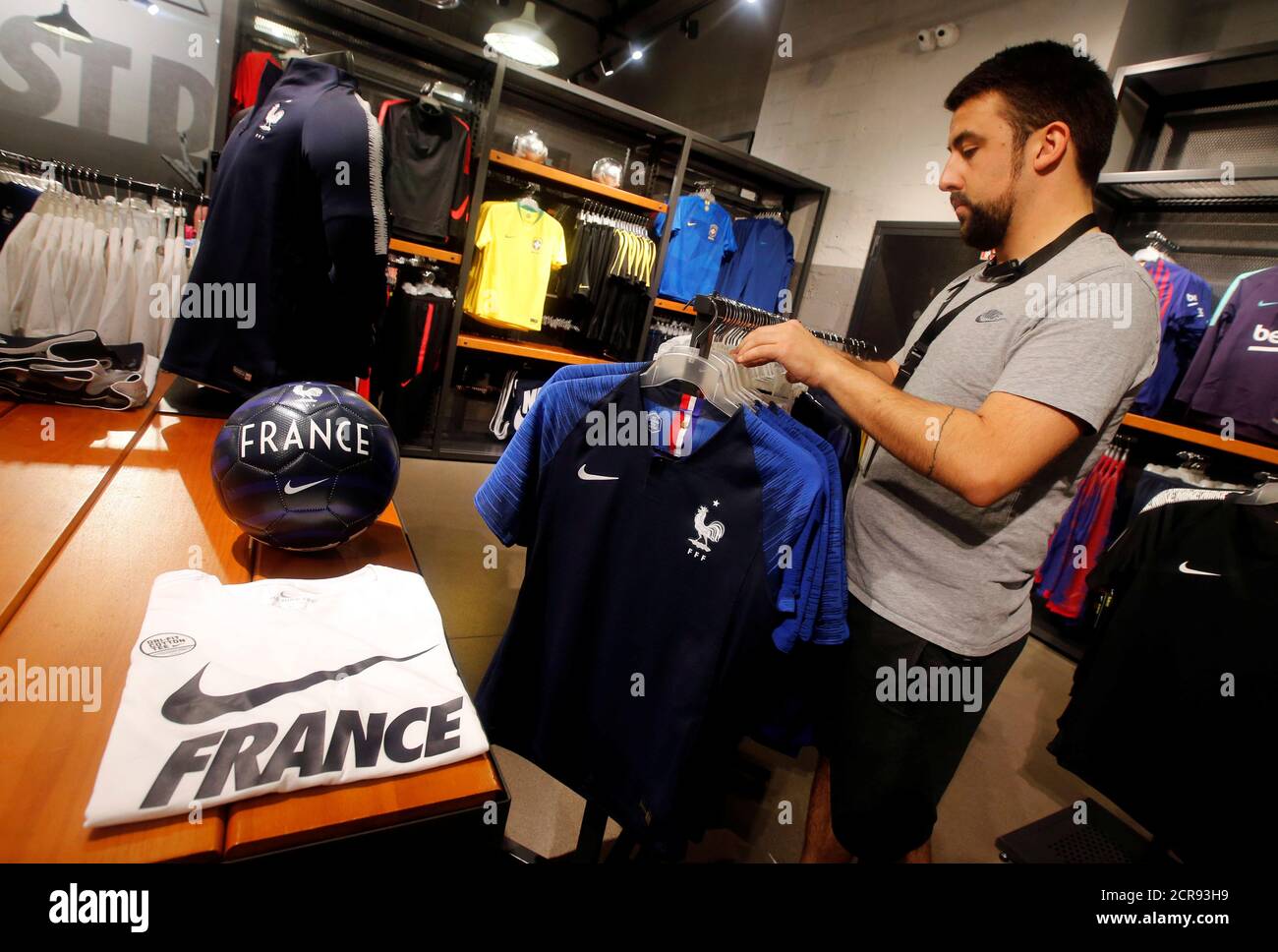 Les maillots de football de l'équipe de France sont exposés dans un magasin  d'articles de sport Nike à Marseille, en France, le 8 juin 2018. Le  football français a remporté un concours