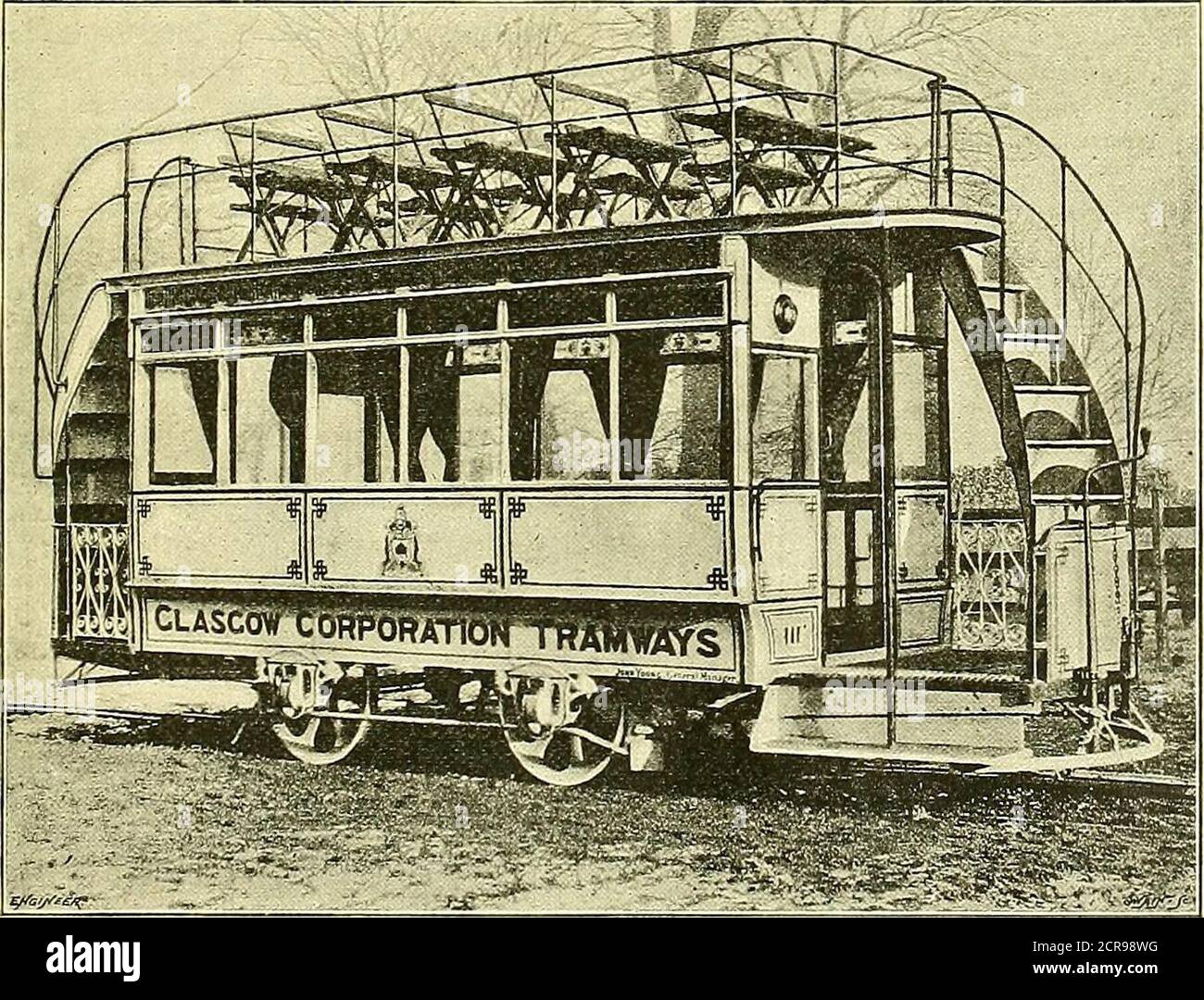 . bulletin de chemin de fer électrique . DEUX LIGNES HOESB POKTT-SBAT TKAMCARS. Un nouveau matériel roulant est requis dans la ville en raison de l'expiration du bail sous lequel le tramway de Glasgow et l'Omnibus COM-pany ont effectué le service de tramway dans la ville. La ville a le droit, en vertu de la loi d'accord, d'exploiter les tramways qu'andit a déterminés à exercer l'autorité. La théité a proposé de prendre le contrôle de l'immobilier, de l'usine de travail et des chevaux de la compagnie de tramway mais une difficulté est survenue à cause de la compagnie. DE LA GLASGOW CORPORATION. PRISE. La longueur du corps est de 13 pieds 6 pouces,TH Banque D'Images