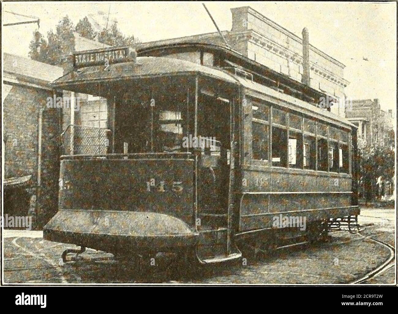 . Tourillon de chemin de fer électrique . positions de tête les roues avant de chaque chariot servent de roues libres et se dégager des rails pour les roues motrices. En plus du programme de révision, les cravates spéciales suivantes ont été achetées et installées : sonnettes à simple course Consolidated CarHeating Companys pour les signaux de conductorsand motormens, phares Golden Glow, moteur de porte Na-tional Pneumatic Companys, fonctionnement manuel, freins sans barre de traction Peacock et barres de traction radiales Tomlin-son. Une vue de la disposition de la plate-forme thermique de l'une de ces voitures reconstruites est illustrée dans l'illustration ci-jointe. 1028 ELECTRIQUE R Banque D'Images