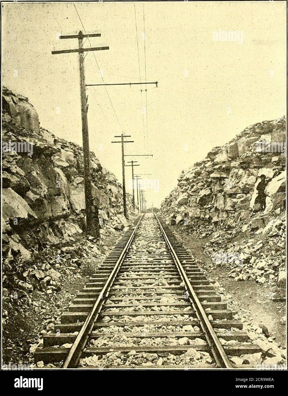 . Journal de chemin de fer de la rue . Une COUPE DE ROCHE DROITE et se décharge dans le réchauffeur d'eau d'alimentation, qui est une marque de 1200 hpCochran. Il y a aussi une pompe de 16 po x 9 po x 12 po pour les assureurs du dupliexDean, qui se déchargent dans la ligne d'incendie, et qui est relié aux divers bâtiments du terrain. L'alimentation en eau de la nappe provient de l'un des deux puits de refroidissement adjacents au bâtiment. L'un est alimenté par la gravité depuis le lac, LA VOITURE DE TRAVAIL ET L'ÉQUIPAGE reliés au condenseur Hot Well. La tuyauterie est tellement réticulé que l'une ou les deux pompes d'alimentation peuvent alimenter le bobineur qu'on peut tirer du puits chaud ou du Banque D'Images