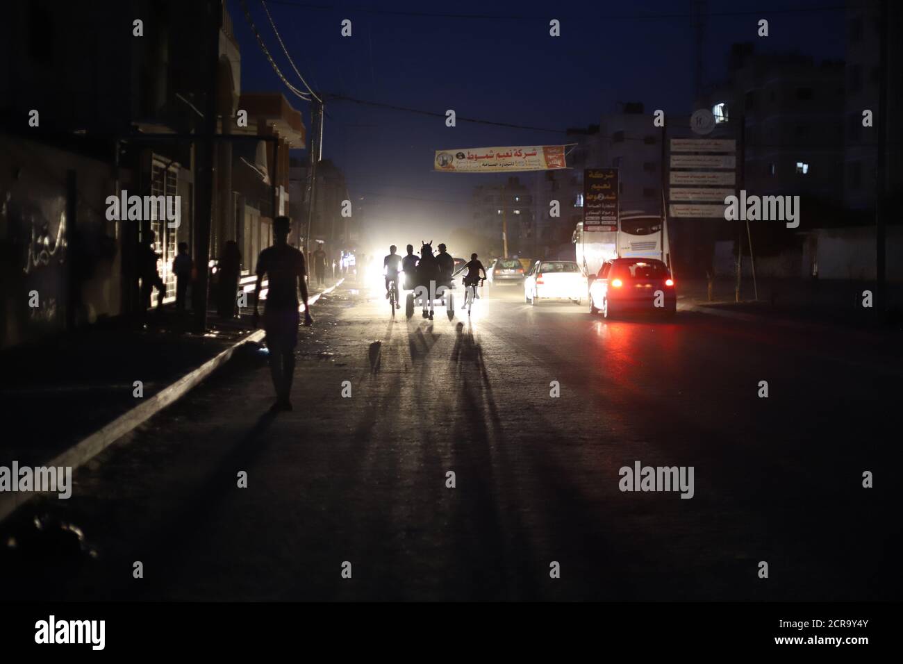 Khan Younis, bande de Gaza, Territoires palestiniens. 19 septembre 2020. Des gens marchent dans les rues la nuit après que la nouvelle épidémie du coronavirus (COVID-19) a été atténuée à Khan Younis, dans le sud de la bande de Gaza, le 19 septembre 2020. Crédit : Ahmad Salem/ZUMA Wire/Alay Live News Banque D'Images