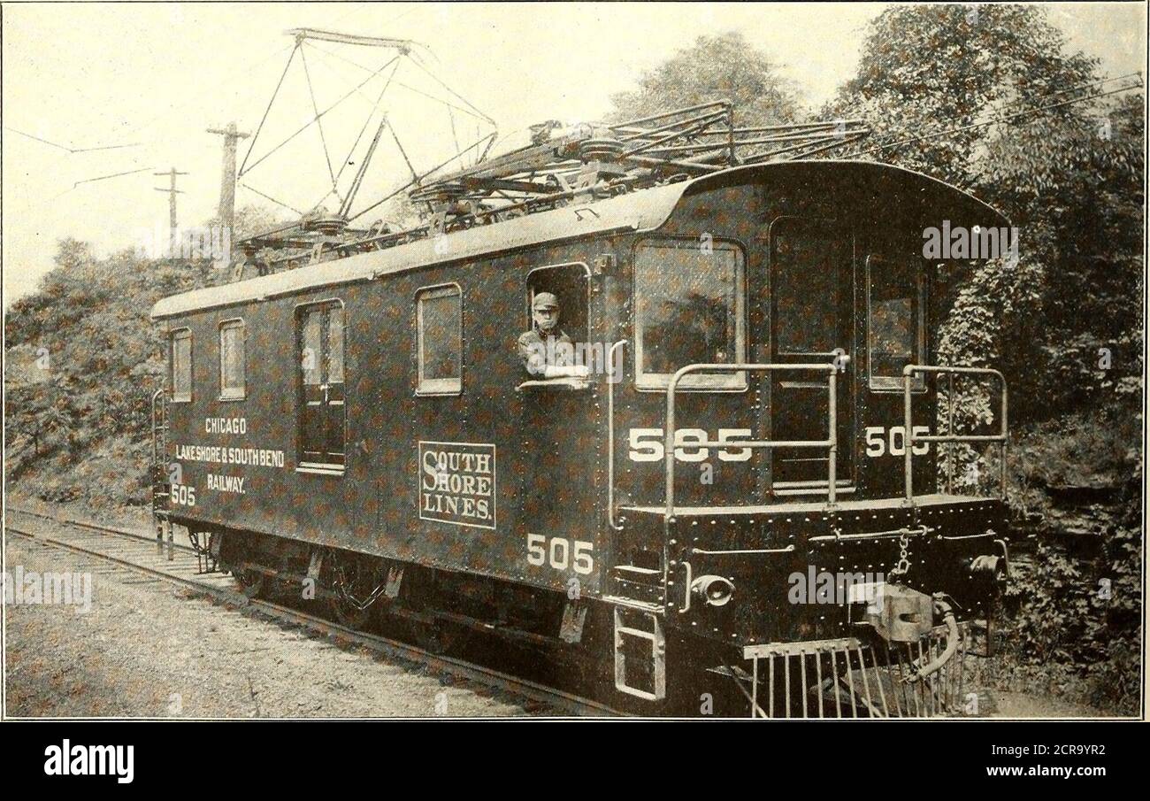 . Electric Railway journal . ext printemps, et dès que ces areready toutes les classes de fret seront sollicitées. Une entrée dans l'entreprise de fret sur un plan si élaboré a naturellement donné lieu à la nécessité de l'équipement de suitabemotive pour manipuler les trains lourds. Par conséquent, les services n'ont pas commencé réellement avant l'arrivée, il y a trente jours, de deux nouvelles locomotives de 72 tonnes bâillespar le Westinghouse Electric & Manufacturing COM-pany, et conçues spécialement pour les exigences de la route et du service. En général, il s'agit d'une locomotive à quatre moteurs monophasée à huit roues et chariot pivotant de 6600 volts Banque D'Images