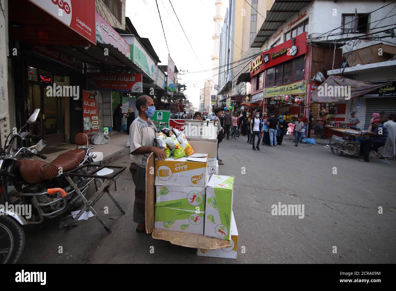 Khan Younis, bande de Gaza, Territoires palestiniens. 19 septembre 2020. Un homme vend sur le marché après avoir rouvert les centres commerciaux après avoir assouvi les restrictions en raison de la nouvelle épidémie de coronavirus COVID-19 à Khan Younis, dans le sud de la bande de Gaza, le 19 septembre 2020. Crédit : Ahmad Salem/ZUMA Wire/Alay Live News Banque D'Images