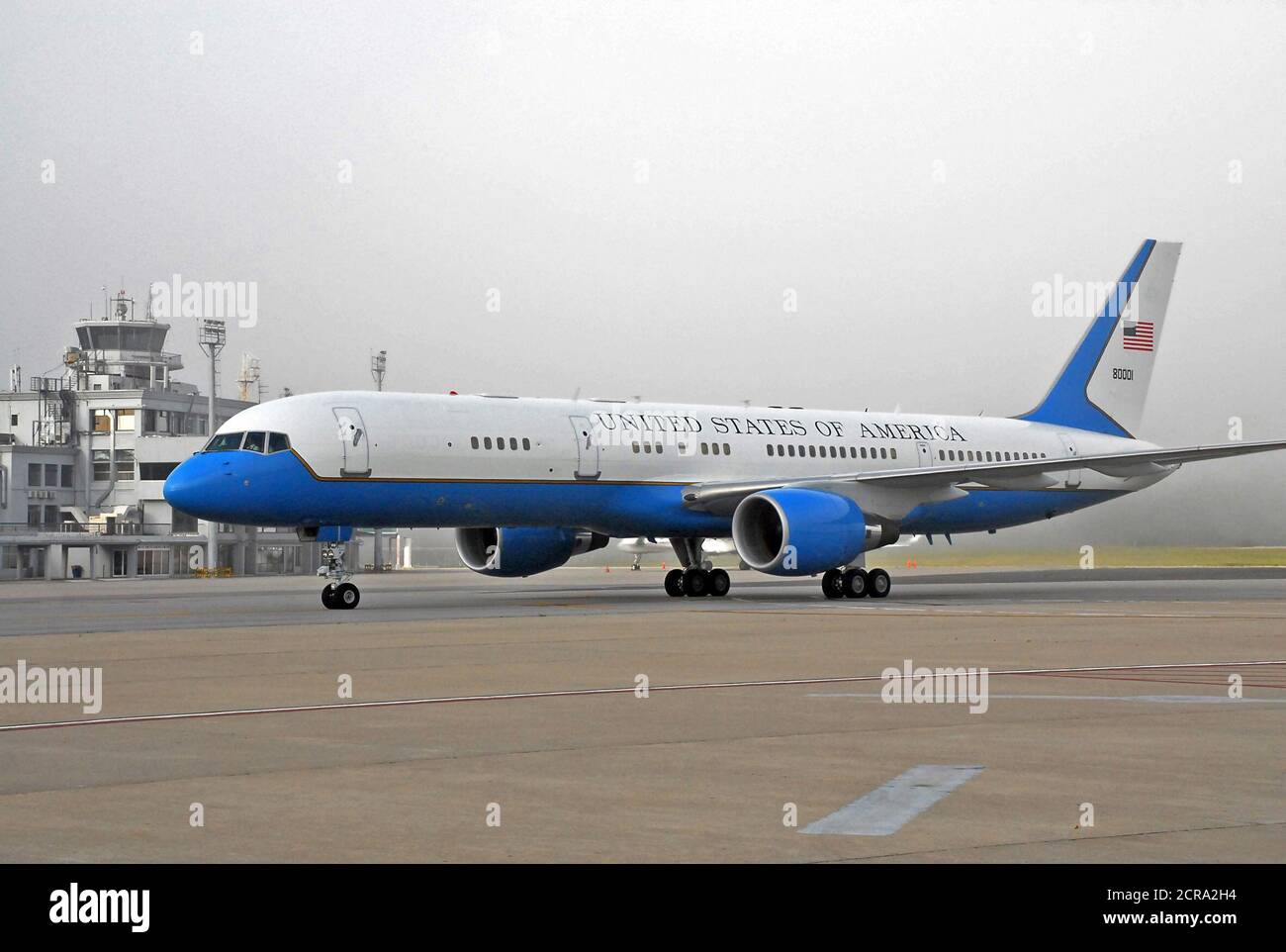 La secrétaire d'Etat arrive à Montevideo, Uruguay, Secrétaire d'État américaine Hillary Rodham Clinton's avion est 'roues vers le bas' dans l'aéroport international de Carrasco lors de son arrivée à l'Uruguay le 1 mars 2010. Banque D'Images
