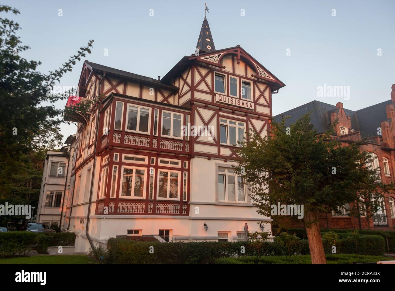Allemagne, Mecklembourg-Poméranie occidentale, Ostseebad Binz, Villa Quisisana sur la promenade de la plage, architecture de station balnéaire, Mer Baltique Banque D'Images