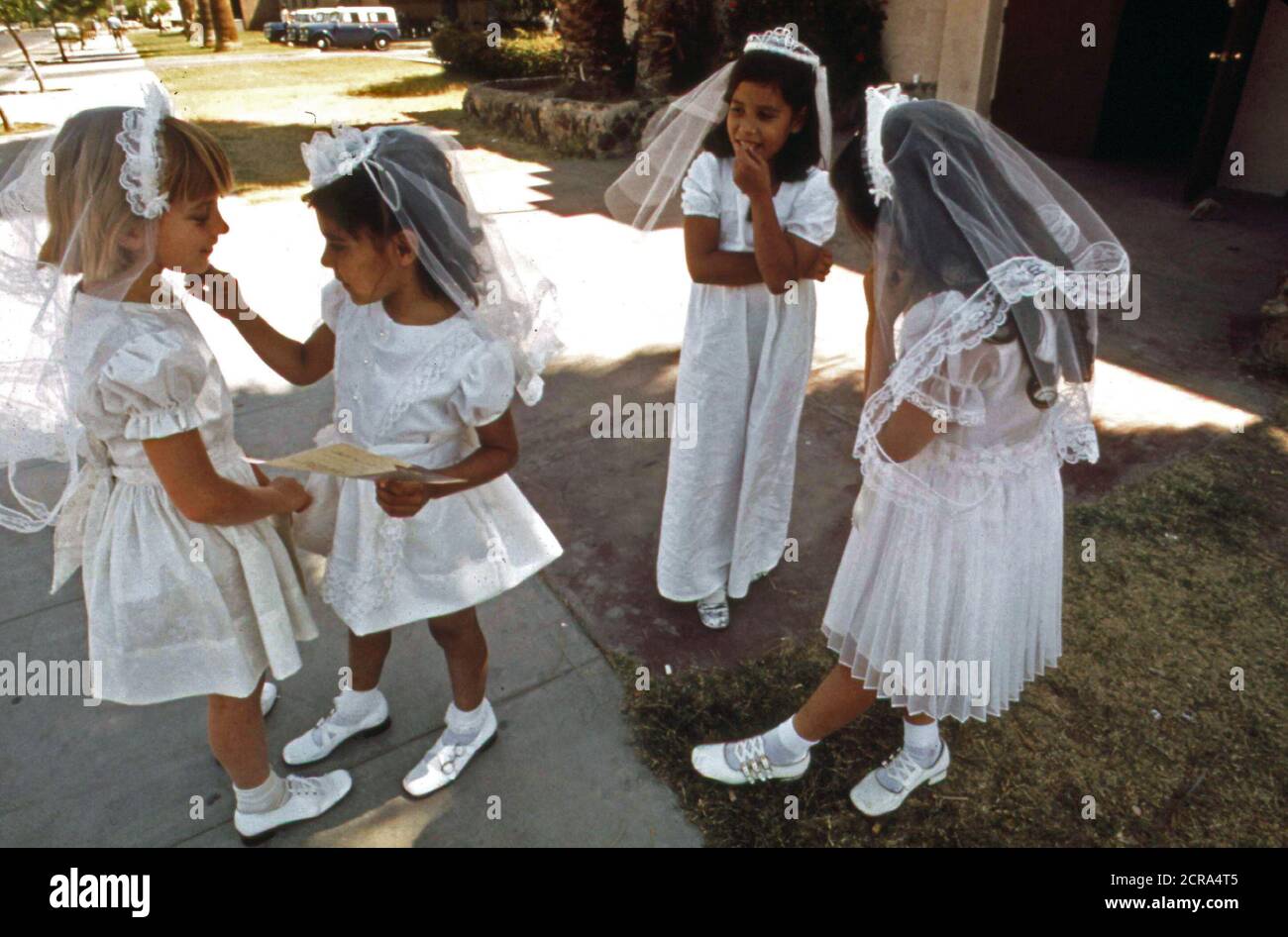 Ces heureux 7 et 8 ans ont reçu leur première communion à l'Église Sainte-jeanne d'Arc, Mai 1972 Banque D'Images