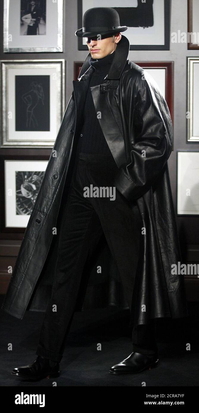 UN MODÈLE AFFICHE POUR RALPH LAUREN VIOLET LABEL COLLECTION AUTOMNE/HIVER  2002/3 POUR HOMMES PENDANT LES DÉFILÉS DE MODE À MILAN. Un modèle porte un  manteau en cuir noir dans le cadre de