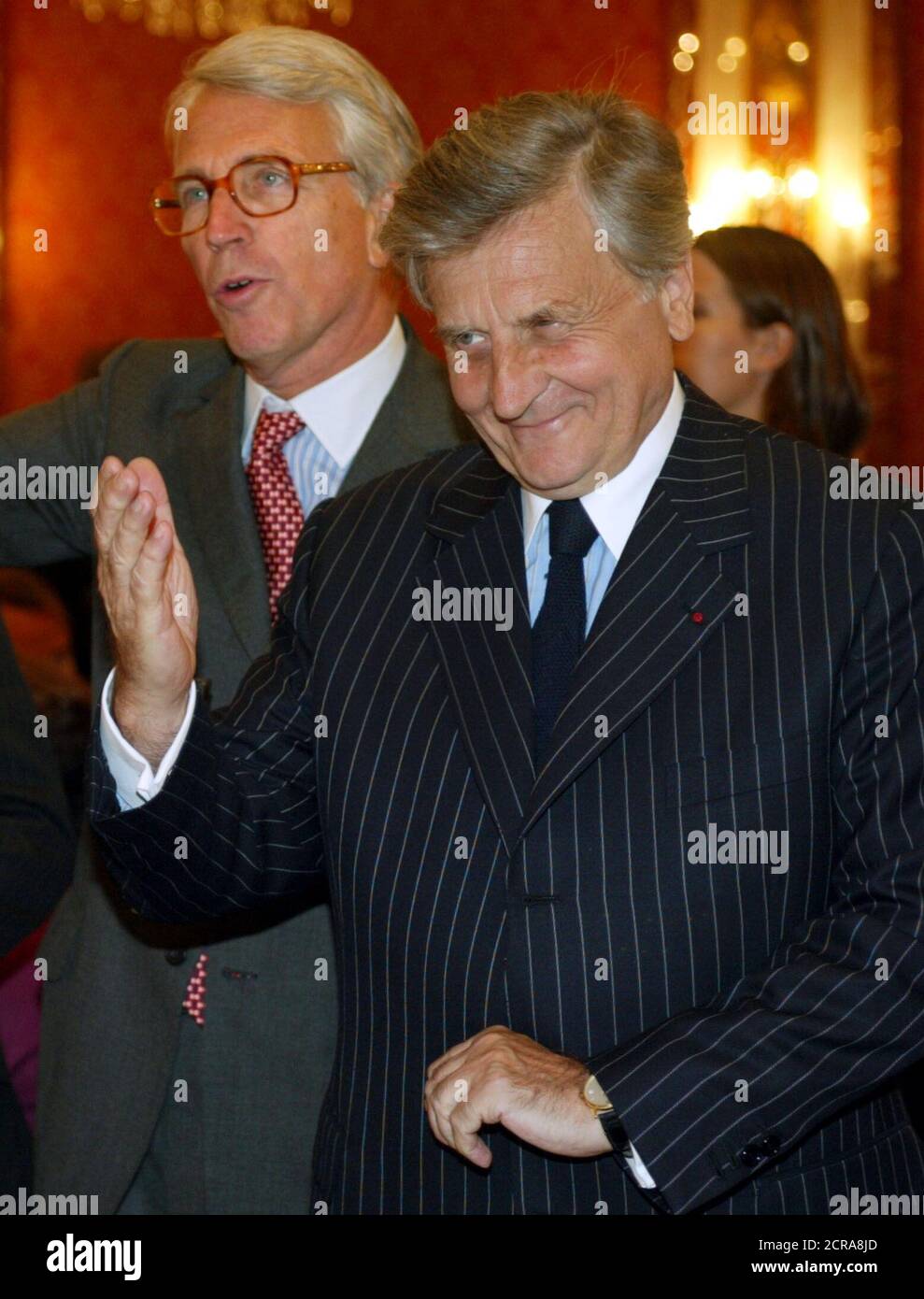 Jean-Claude Trichet (R), Président de la Banque de France et membre du  conseil de la Banque centrale européenne, et Charles de Croisset (L),  Président de la Banque de CCF arrivent à une
