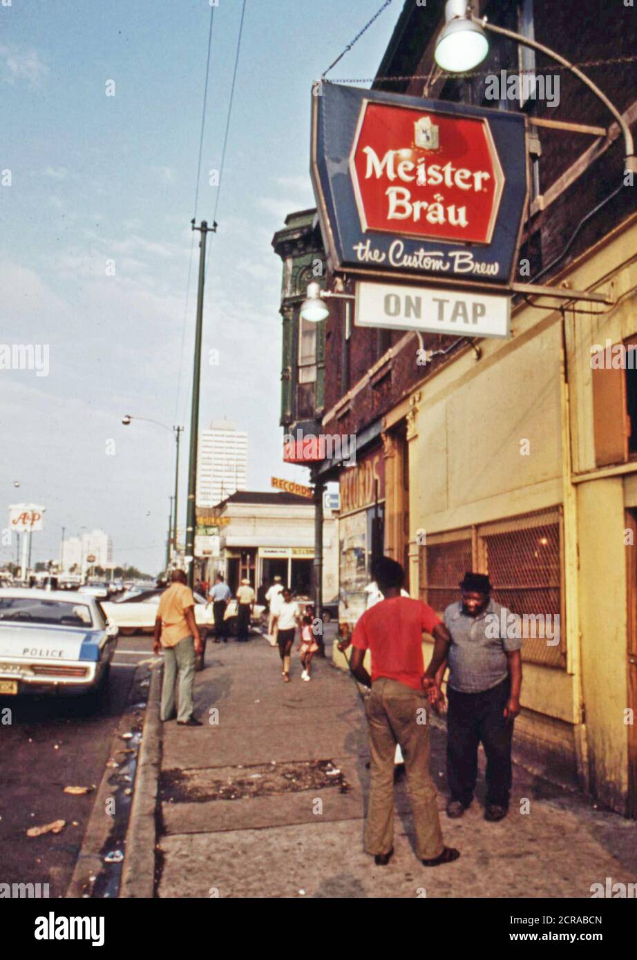 Scène de rue sur 47th Street à Chicago du côté sud, un quartier animé où de nombreuses petites entreprises sont noir situé à, 06/1973 Banque D'Images