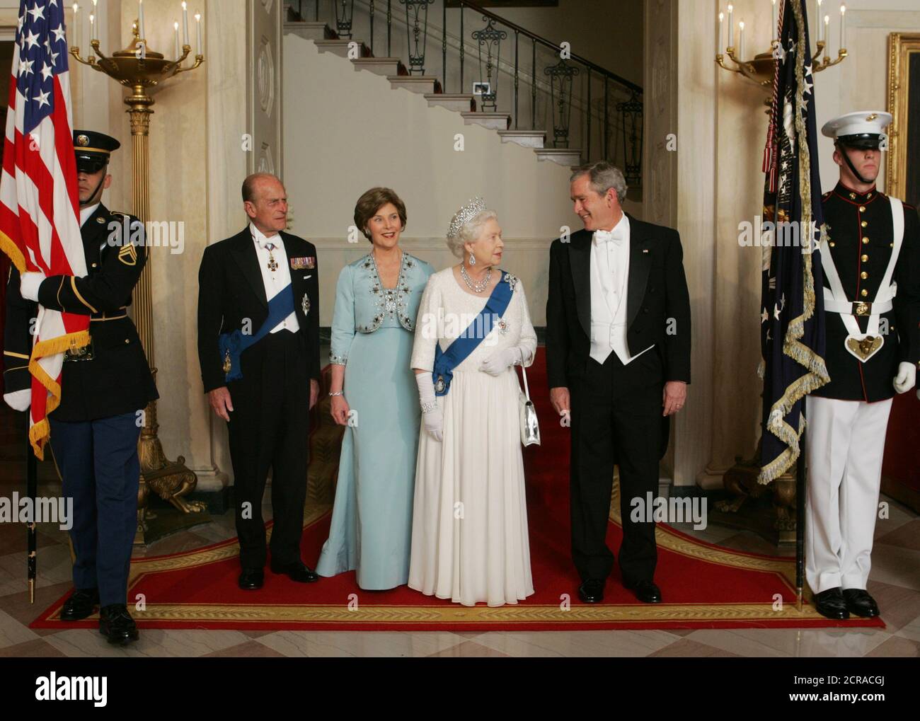 Le Président George Bush et Mme Laura Bush escort Sa Majesté la Reine Elizabeth II et Son Altesse Royale le Prince Philip, duc d'Édimbourg, du grand escalier de la Maison Blanche, lundi 7 mai 2007, avant d'assister à l'État Le dîner dans l'honneur de la Reine. Photo par Joyce N. Boghosian, avec la permission de George W. Bush Presidential Library & Combattantsbibliothèque Banque D'Images
