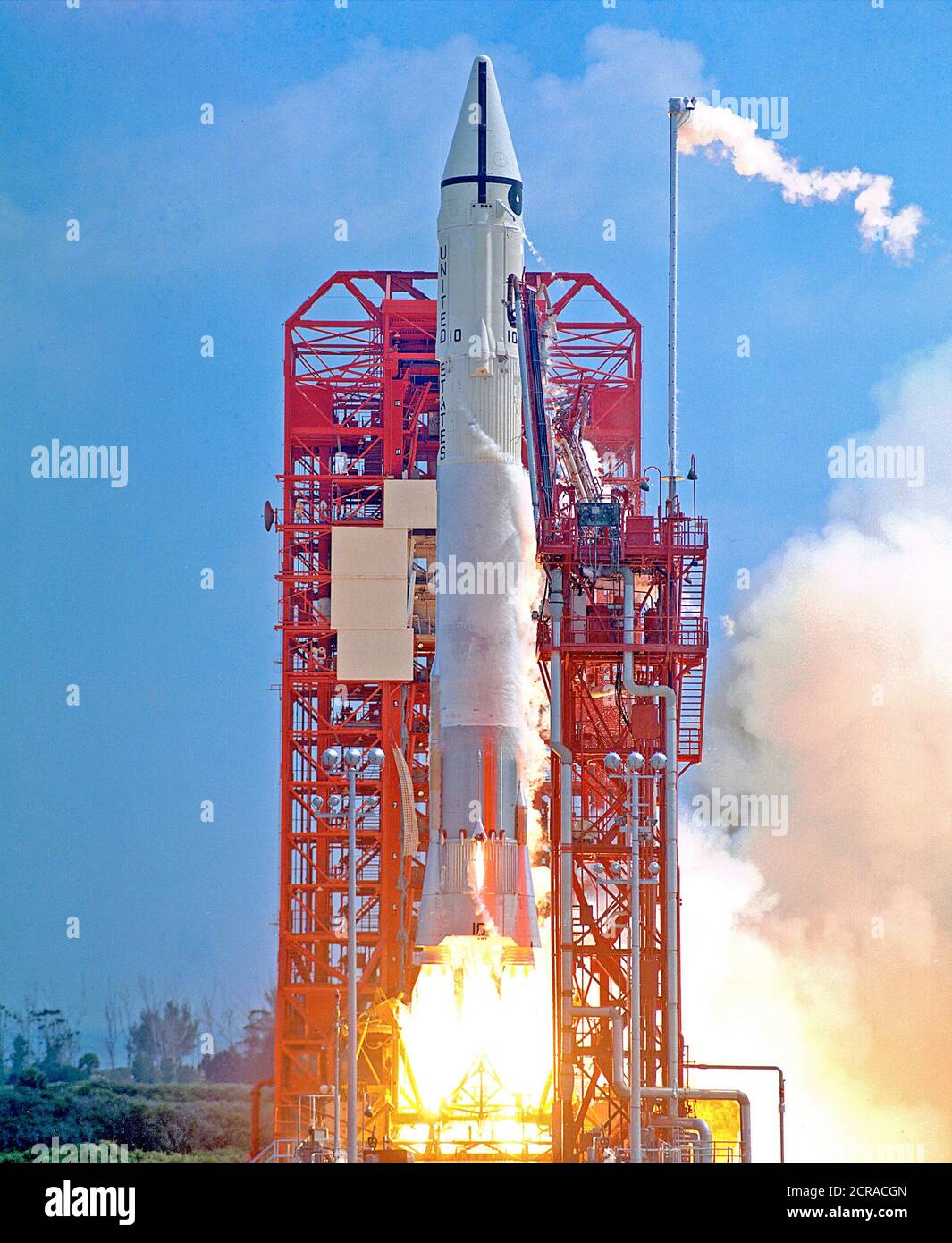 La fusée Atlas-Centaur transportant 10, l'Arpenteur 1 vaisseaux spatiaux, d'un levé de Pad 36A. La mission de l'Arpenteur 1 repéré la surface lunaire pour les futurs sites d'atterrissage lunaire habité Apollo. Banque D'Images