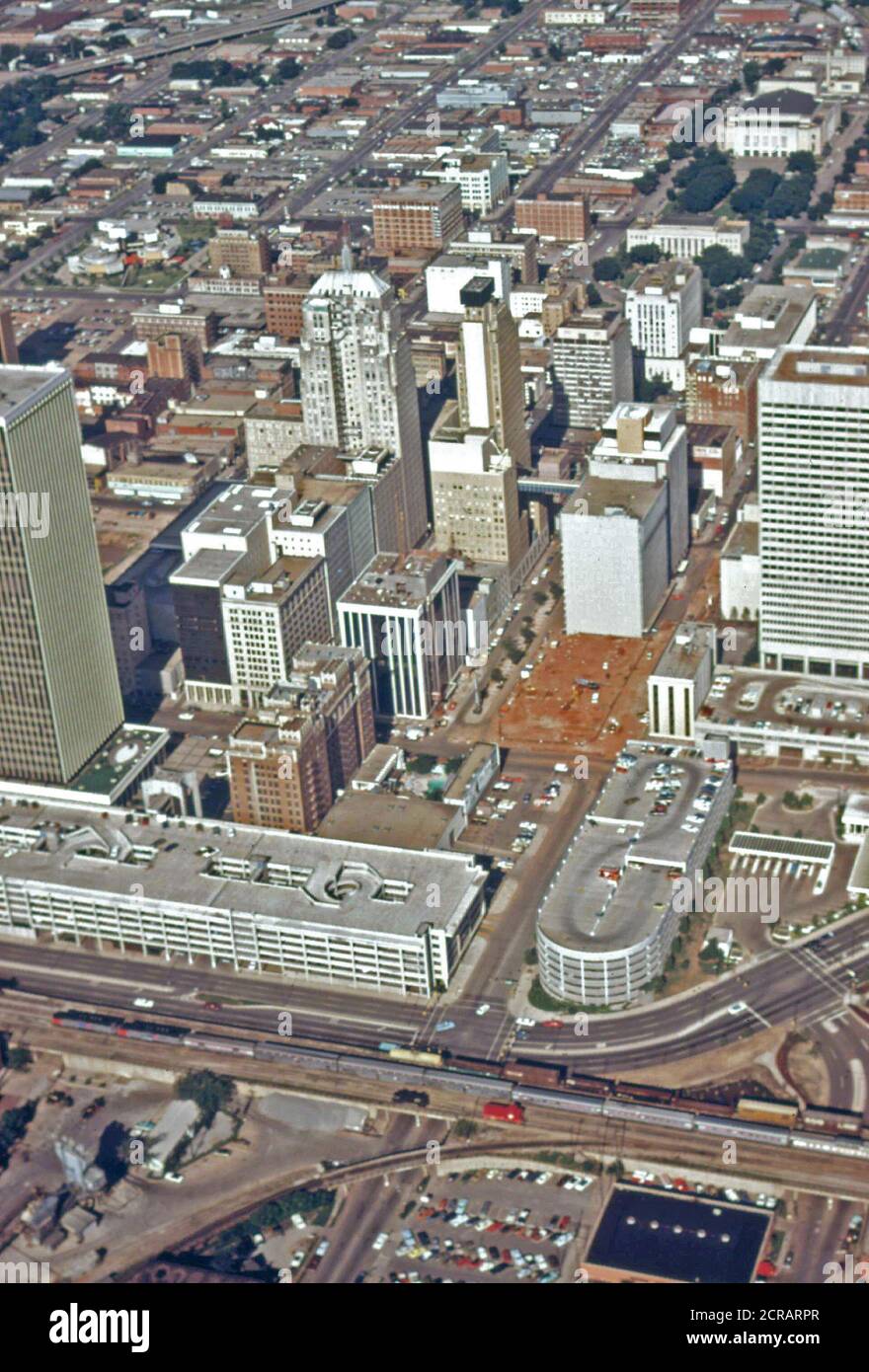 Une vue aérienne de la Lone Star comme il fait son chemin dans le centre-ville d'Oklahoma City en route de Chicago à Houston, Texas, Juin 1974 Banque D'Images