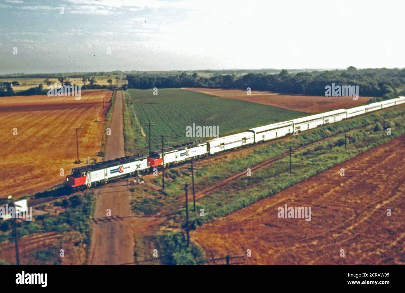 Le Lone Star (train # 15) est illustré de l'air lors de son passage d'un croisement entre l'Oklahoma rural type guthrie et norman enroute de Chicago à Houston, Texas, Juin 1974 Banque D'Images