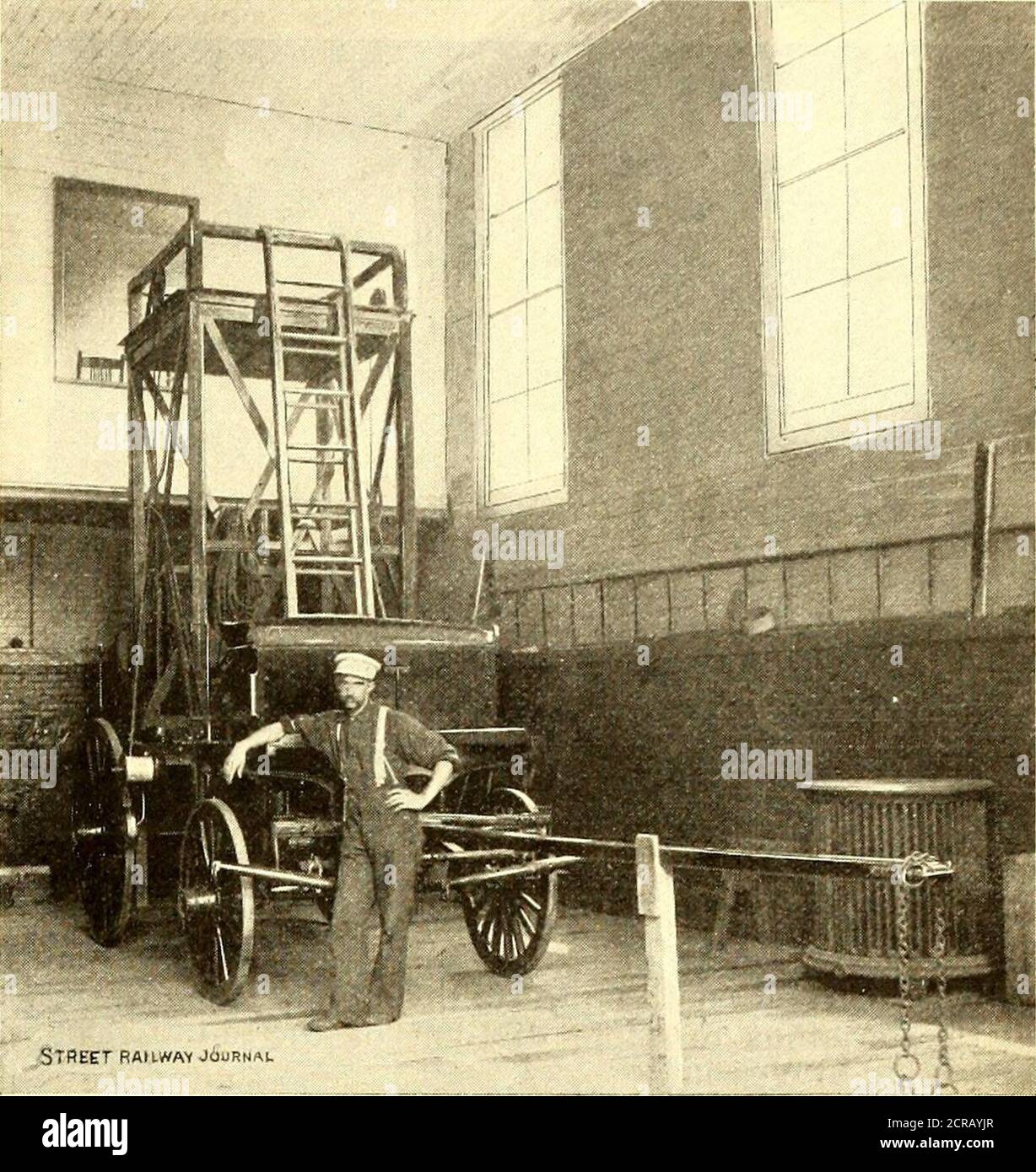 . Le journal de chemin de fer de la rue . points saillants le long de la ligne. Deux de ces stations sont maintenant terminées, et les autres seront en service dans un court laps de temps. La station de l'avenue Palisade, dont la vue extérieure est illustrée à la fig. i, est située à l'arrière de la centrale de l'avenue Palisade, à l'angle des avenues racine et New York. Le bâtiment est en bois, deux étages en hauteur, le plan de sol mesure 30 X 50 pi. Les dispositions intérieures de la station, comme on le voit, sont semblables aux moteurseries du service des incendies. Chaque station hassa patrouille wagon et tour wagon, conçu et construit spécif Banque D'Images