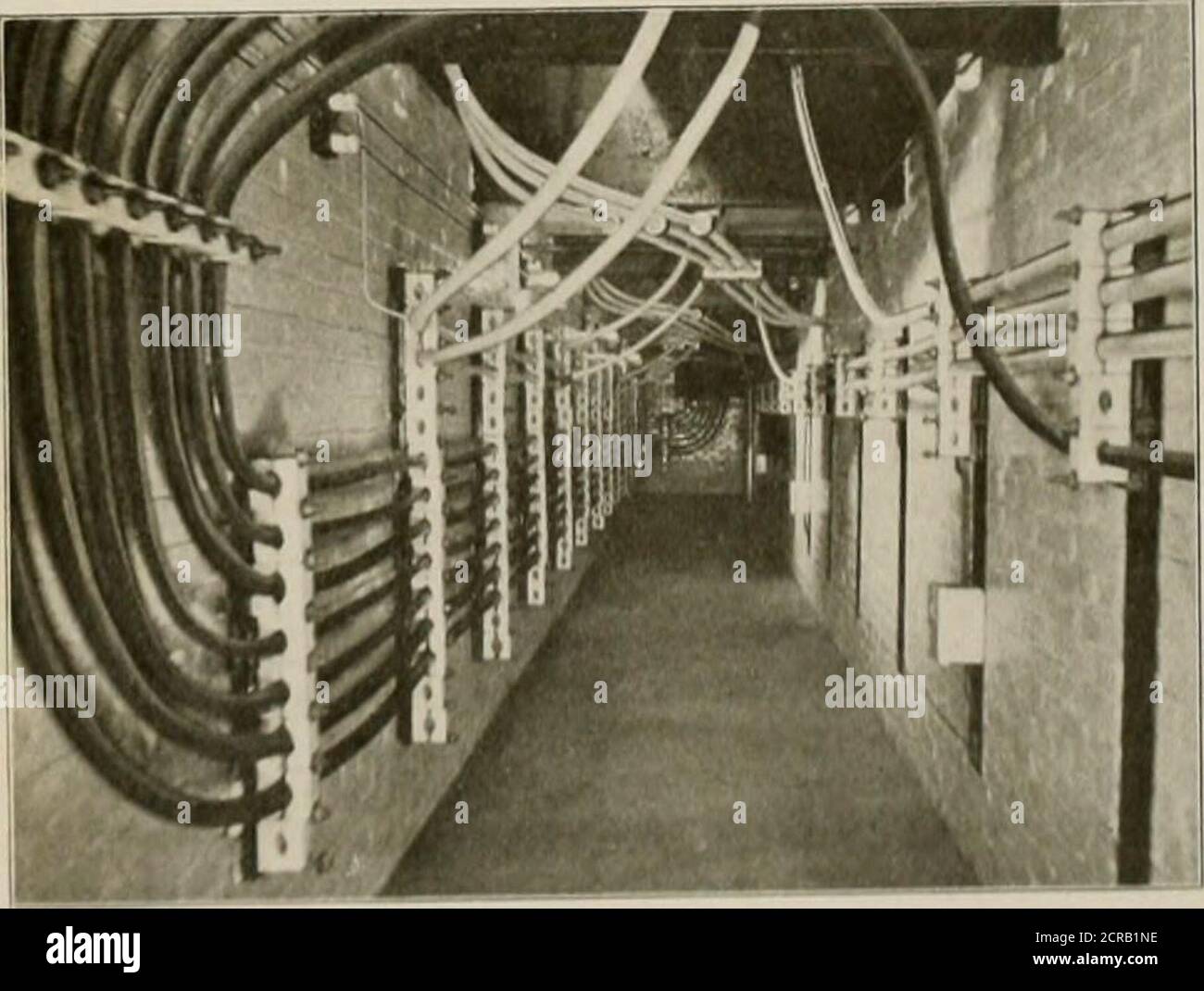 . Le chemin de fer de rue critique . dby un lo-in. Eau principale et arrangé avec des vannes d'arrêt. Le flotteur ou la jauge d'eau est disposé à l'intérieur du tuyau ; il est connecté à une cloche de signal dans la salle des pompes et peut être réglé pour fonctionner à n'importe quelle hauteur souhaitée, annonçant les points bas et liish de Boili. SOUS-STATIONS. Il y a trois sous-stations situées respectivement al .Vnisterrlani,r,t Johnstown et à Glenville. SOUS-GARE D'AMSTERDAM. La sous-station d'Amsterdam se trouve dans la partie ouest de la ville de.msterdam. Et est un nouveau bâtiment en brique pressée rouge résistant au feu 45 X 105 ft. Avec un toit en treillis d'acier, TH Banque D'Images