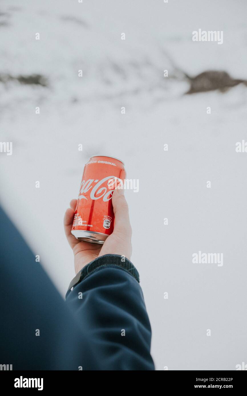 Coca Cola dans les montagnes enneigées Banque D'Images