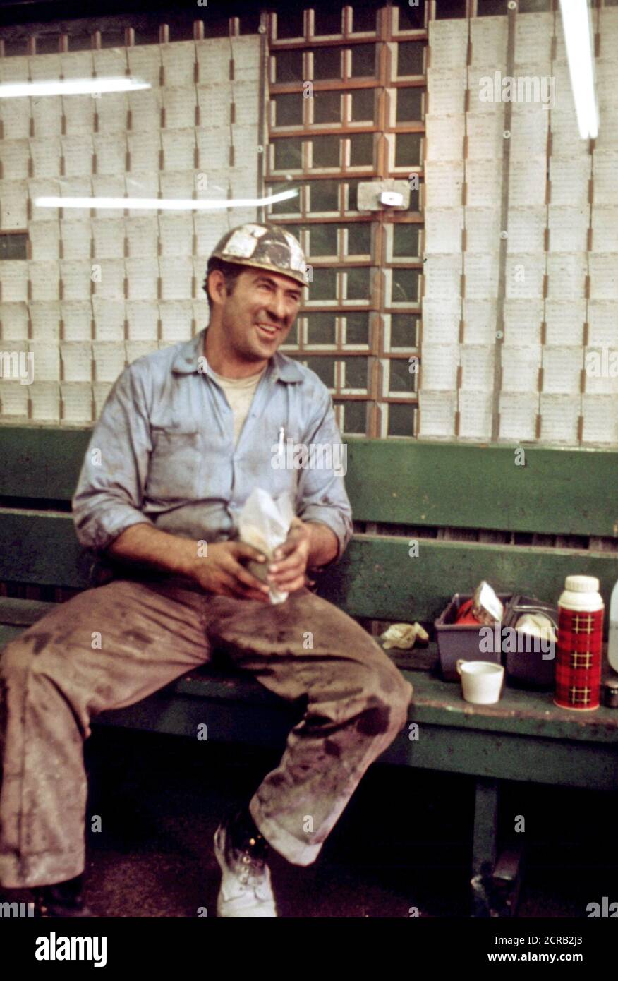 Miner s'étend son repas dehors sur un banc dans la douche et l'heure de la salle de carte Virginia-Pocahontas Coal Company # 3 Mine près de Richlands, Virginie. Avril 1974 Banque D'Images