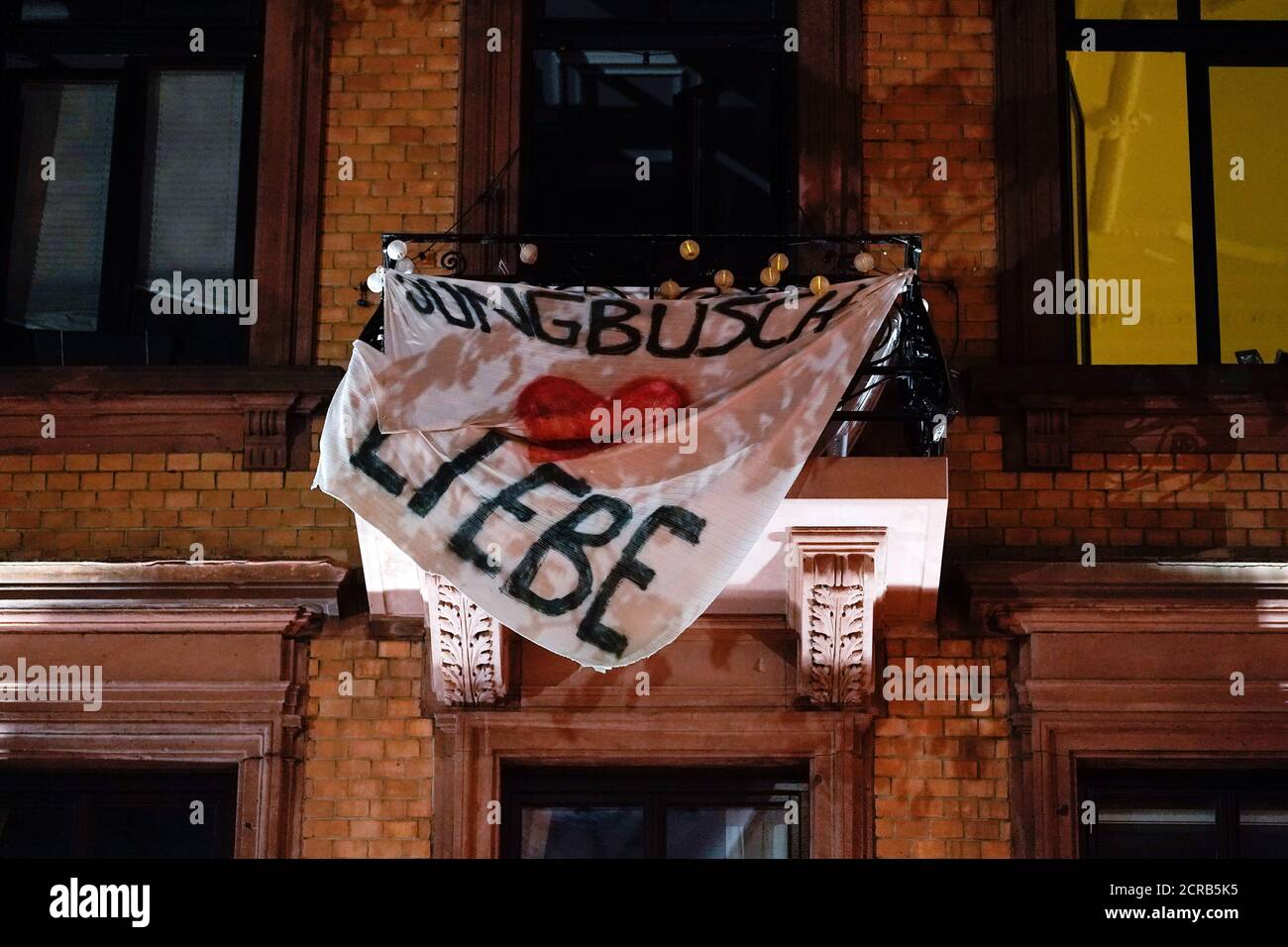Mannheim, Allemagne. 18 septembre 2020. Une bannière avec l'inscription 'Jungbusch Liebe' est suspendue sur le balcon d'une maison dans le quartier de Jungbusch. Dans le quartier du parti Jungbusch, les intérêts des résidents, des traiteurs et des fêtards se heurtent. Les employés du projet 'Nachtschicht' sont censés prévenir et désamorcer les conflits. (À dpa-KORR de 20.09.2020) Credit: Uwe Anspach/dpa/Alamy Live News Banque D'Images