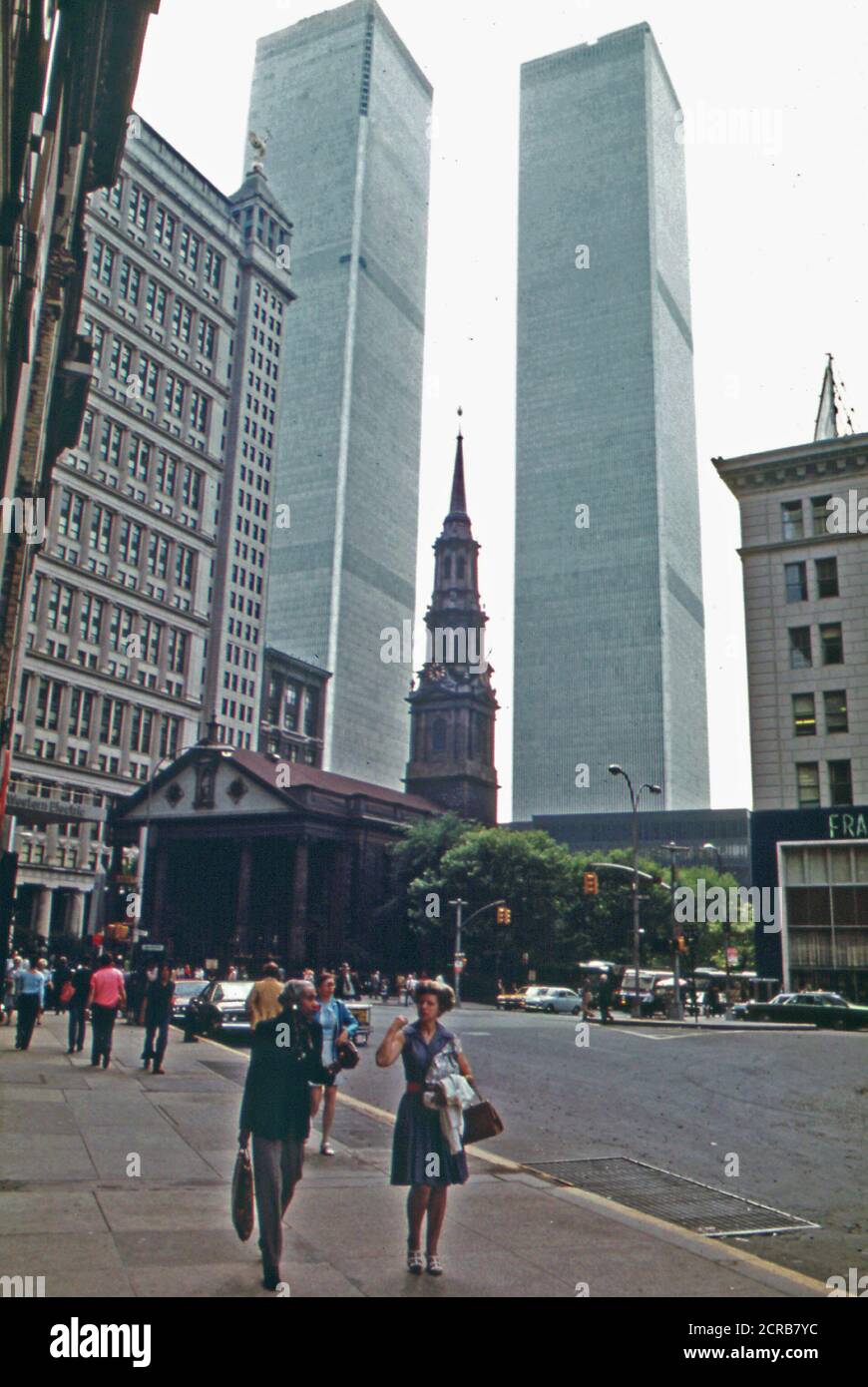 La chapelle Saint Paul historique à l'angle de Park Row et Broadway. Derrière les tours de tisser un de Manhattan, géants, le World Trade Center 05 1973 Banque D'Images