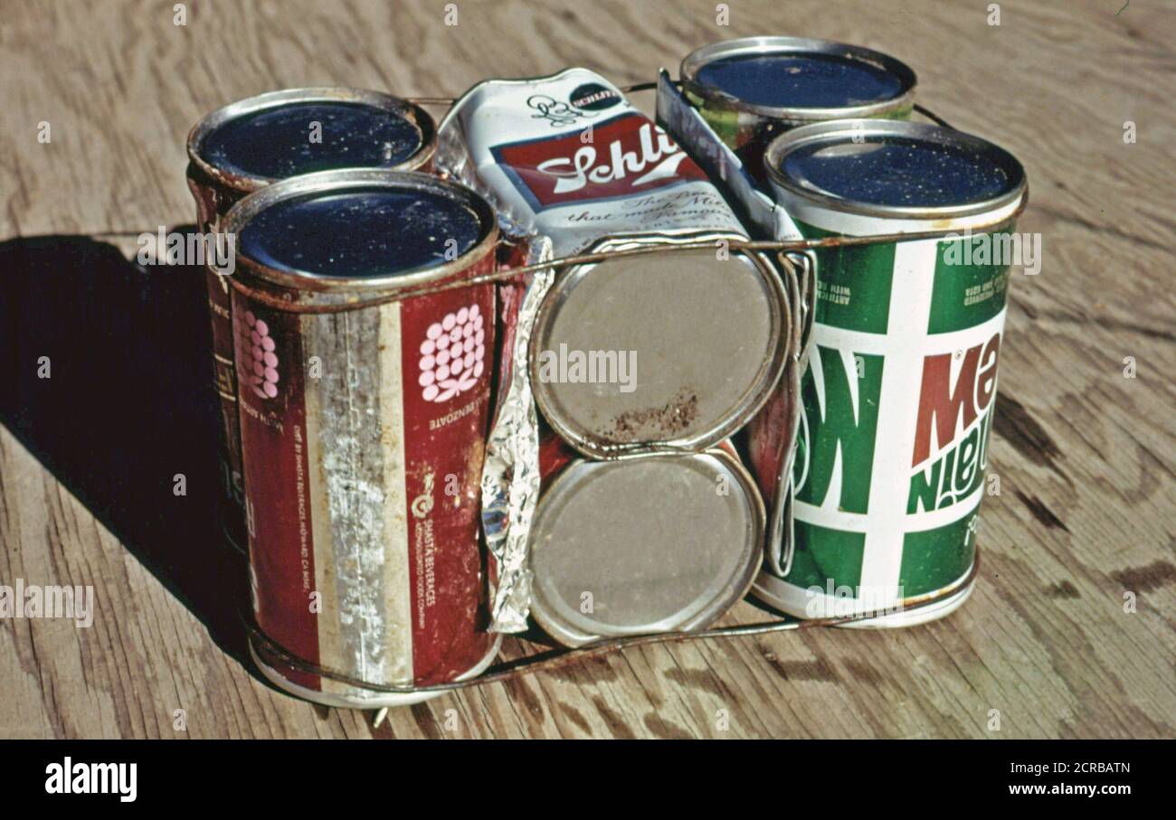 Composante de base du logement expérimental en cours de construction en acier vide de bière et les canettes de boisson près de Taos, Nouveau Mexique. un total de huit boîtes pesant 14 onces sont câblés ensemble et placés dans le mortier 1972 Banque D'Images