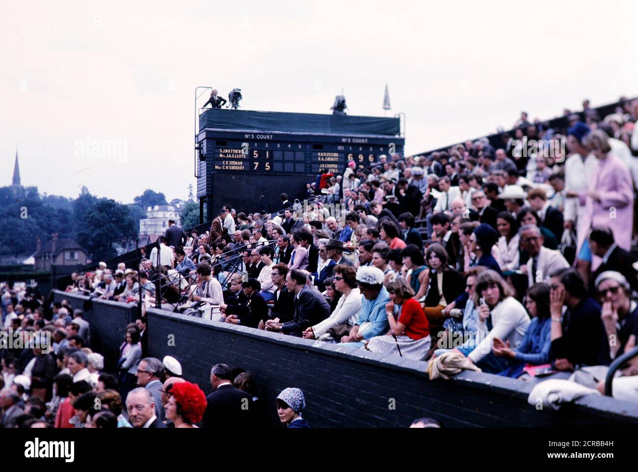 La foule regarde un match double mixte à Wimbledon, 1965. Matthews et Lloyd contre Zeeman et Sherrif Banque D'Images