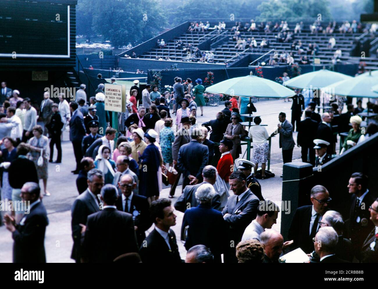 Foule à l'intérieur de Wimbledon en 1965 Banque D'Images