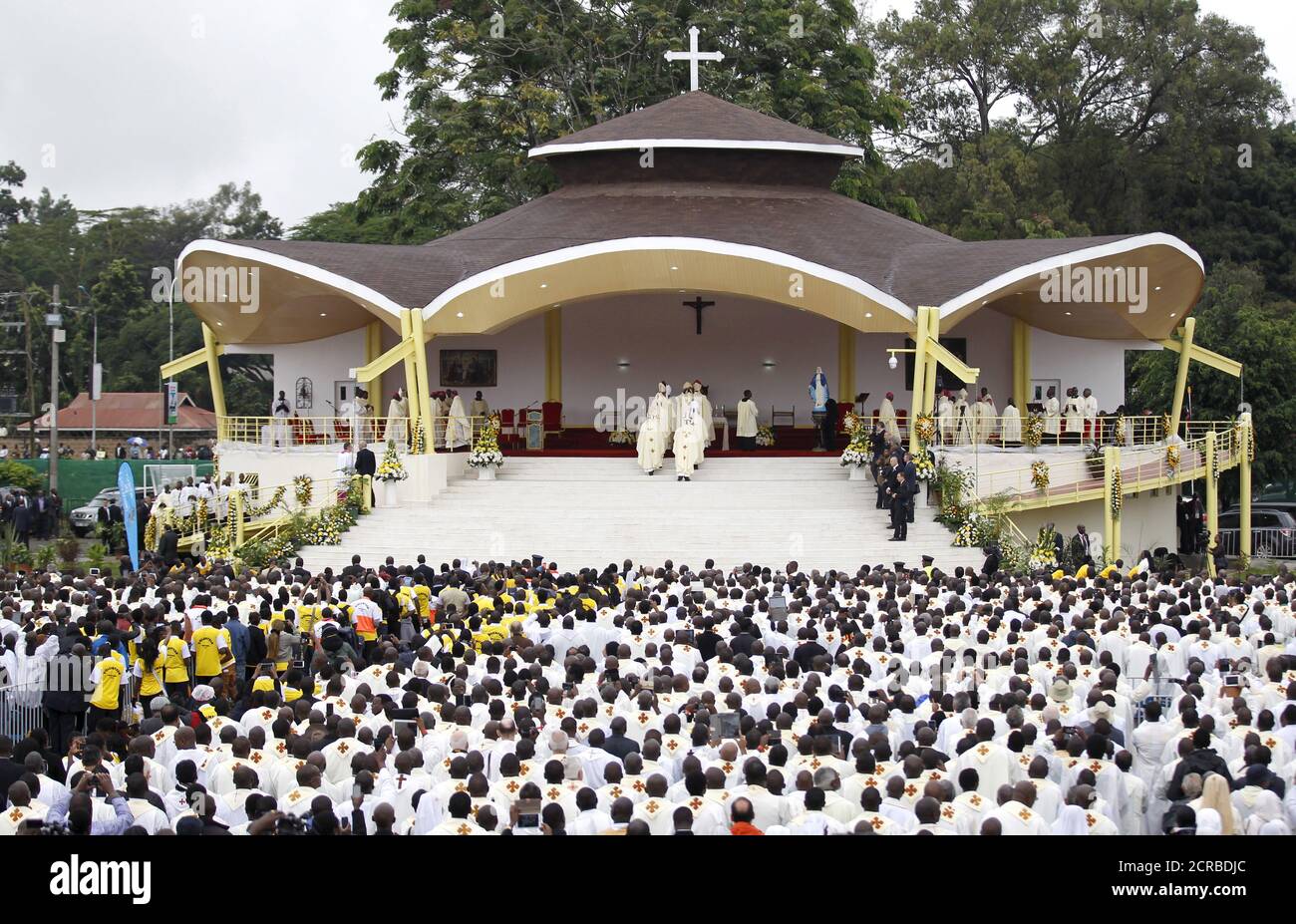 Les membres du clergé arrivent pour une messe par le pape François dans la capitale du Kenya Nairobi, le 26 novembre 2015. REUTERS/Thomas Mukoya Banque D'Images
