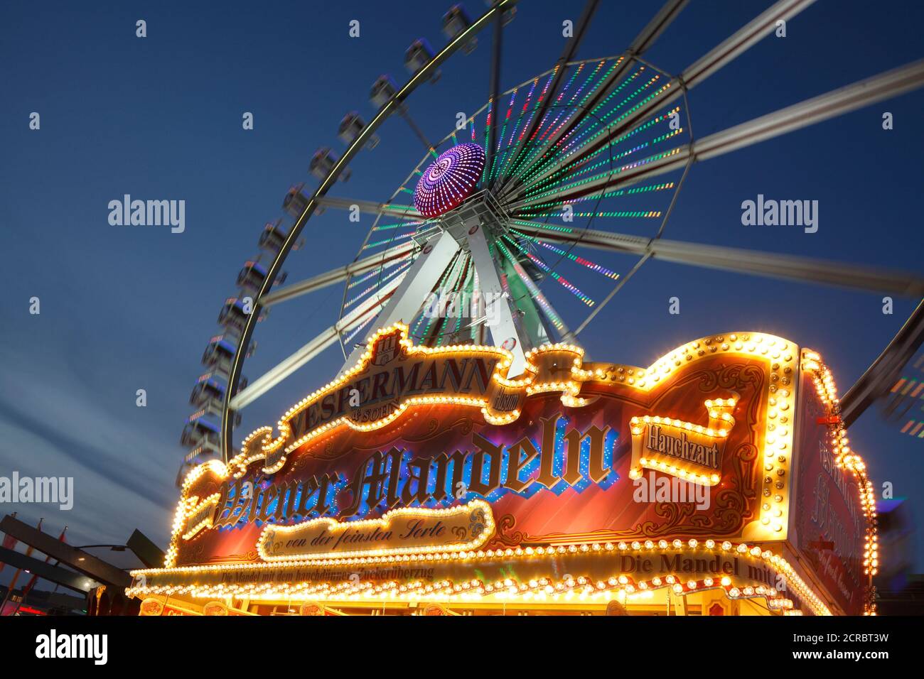 Grande roue sur le Freimarkt de Brême au crépuscule, Brême, Europe Banque D'Images