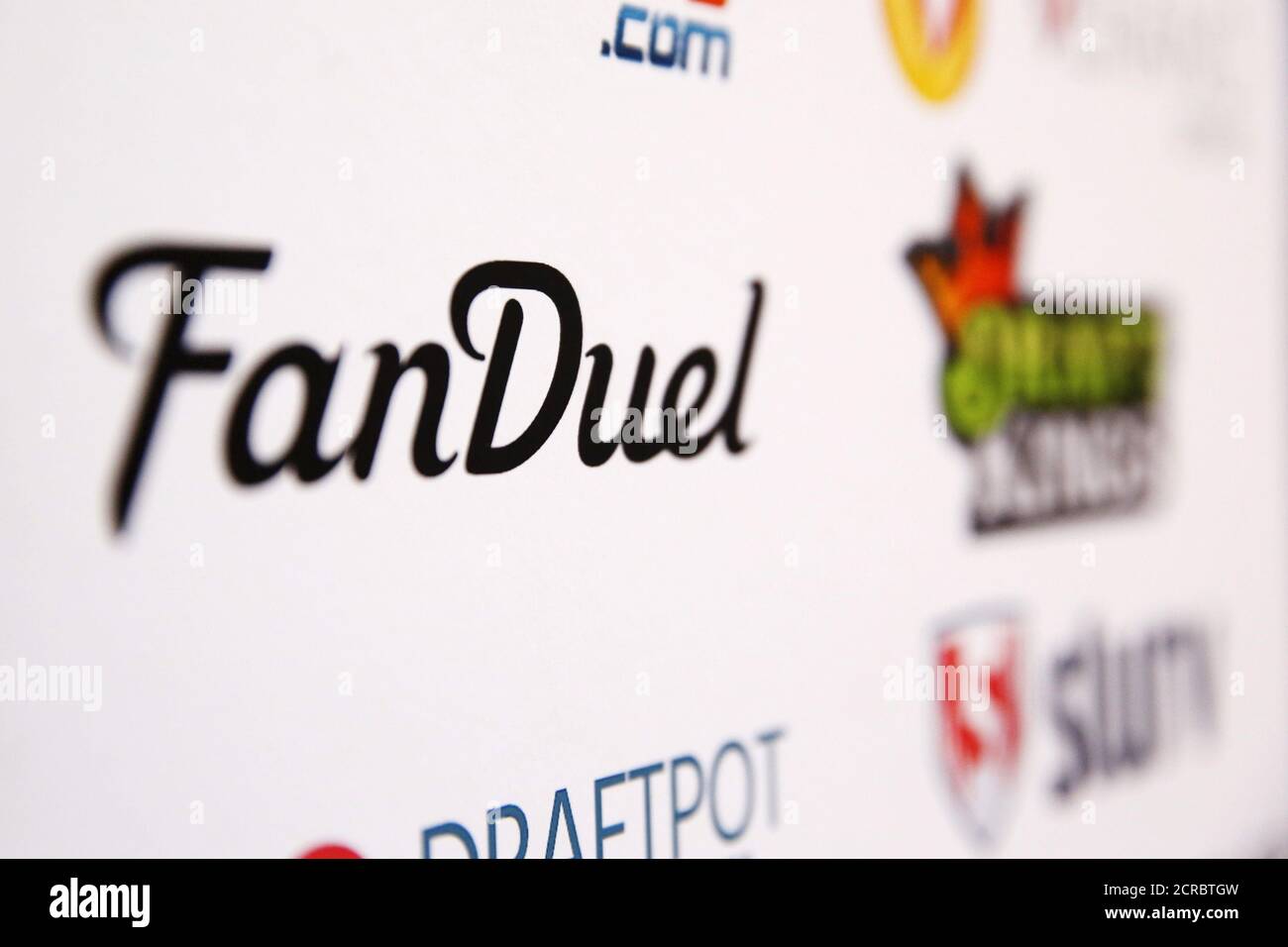 Un logo FanDuel est affiché sur un tableau à l'intérieur de la DFS Players Conference à New York le 13 novembre 2015. REUTERS/Lucas Jackson Banque D'Images