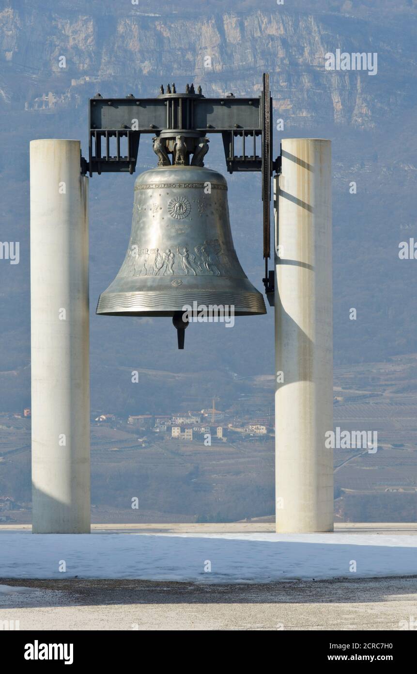 Italie Trentin Rovereto Peace Bell Campana dei Caduti e della Pace Memorial Bell pour ceux qui sont morts Banque D'Images