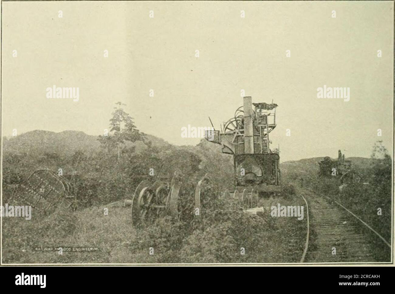 . Le génie ferroviaire et de locomotive : une revue pratique de la force motrice ferroviaire et du matériel roulant . Le themechanisme consiste en un tambour dans lequel les noms des points d'arrêt sont imprimés sur une carte ou une toile ou un autre matériel adapté. Les mots Next Stopare sont affichés en permanence sur le tambour lorsque le train quitte une station theconducteur, brakeman, portier ou autre agent de transport, fait tourner une petite roue et le nom du prochain point d'arrêt-ping tombe en vue. C'est pourquoi ce dispositif est utilisé les trainmen n'ont pas besoin d'appeler le nom présumé de la gare où le train s'arrête. Ce responsable de l'entrée Banque D'Images