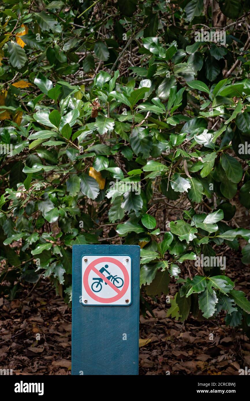 Pas de signalisation pour les promenades à vélo dans le parc national à l'entrée de une piste de randonnée dans le bush Banque D'Images