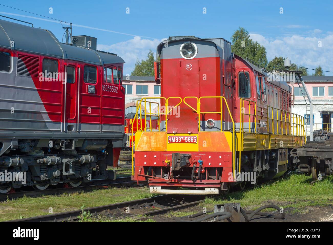 SHARYA, RUSSIE - 04 SEPTEMBRE 2020 : manœuvre de la locomotive diesel ChME3-5865 sur le dépôt de la gare de Sharya du chemin de fer du Nord Banque D'Images