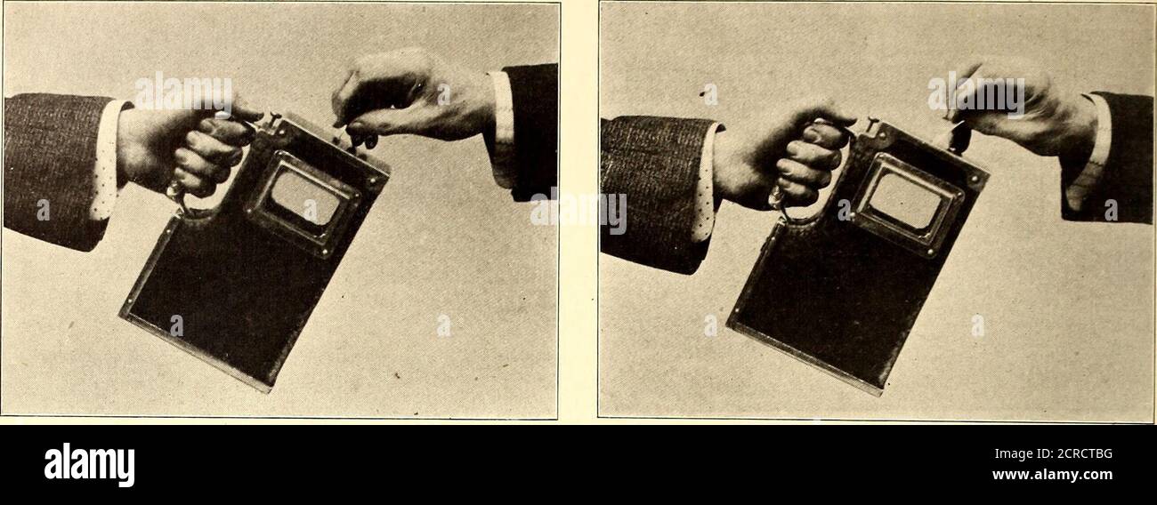 . Le journal de chemin de fer de la rue . deux commis à une longue table, et les billets et le contenu en espèces sont séparés. Les pièces de monnaie sont passedto un comptoir de caisse et les billets aux comptoirs de billetterie. Owingto prédomine les tarifs des billets sur cette route, un comptoir-caisse peut suivre le rythme avec trois guichets. Ce n'est pas seulement dueto le plus grand nombre de billets, mais aussi au fait que l'eachticket commis doit compter et enregistrer sous sa colonne propre le nombre de chacune des sept classes différentes de ticketsqui peuvent être contenues dans la boîte qui lui est donné. Le contenu de chaque boîte est, bien sûr, conservé dans une durée distincte Banque D'Images