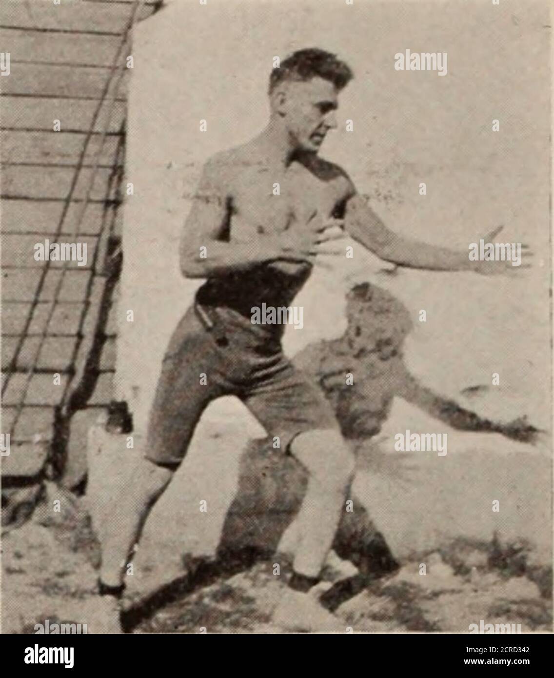 . Magazine des employés de Baltimore et de l'Ohio . Eathnm Hogan Cumberland Division Corintimés E. C. Dkawbauc;h, Division OperatorJohn Sell, L. P. Greffier, SuperintendentxOffice Keyser, W. Va Correspondant, H. B. Kight il y a beaucoup de caboises en service à l'extrémité ouest du Cumberland Divisionnaires qui ressemblent de l'extérieur. À l'intérieur, cependant, ils sont arrangedifféremment. Prendre le numéro de palier C1386, par exemple. Cet ACR est responsable du chef J. W. McMakin et de son équipage efficace, composé de W. D.Clingan, O. E. Arliogast et V. C. Liller. C'était le privilège de l'écrivain Banque D'Images