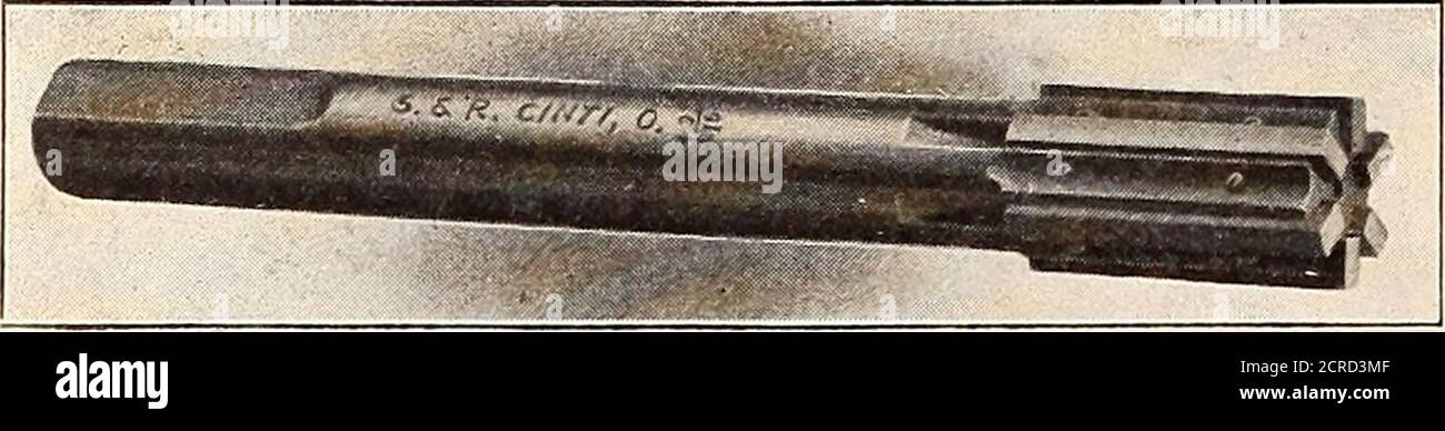 . Maître mécanicien de chemin de fer [microforme] . Le maître MÉCANICIEN DE CHEMIN DE FER Bickford Akcii I.ar Drill i66 mai 1904. Réglage de crémaillère et de pignon sur le rail, sont montés avec des gabarits individuels pour la mise en place des extrémités des forets.les deux forets centraux ont un réglage vertical de22 pouces, les adapter facilement au décalage du travail à portée de main et minimiser la portée des axes extérieurs. Les broches extérieures ou courtes ont un réglage vertical de 4^2 pouces. La table alimente upwardand a des flux de .008, .011 et .014 in. Par exercices révolutionnaires. Il est fourni avec l'avance rapide et de retour, ensemble avec Banque D'Images