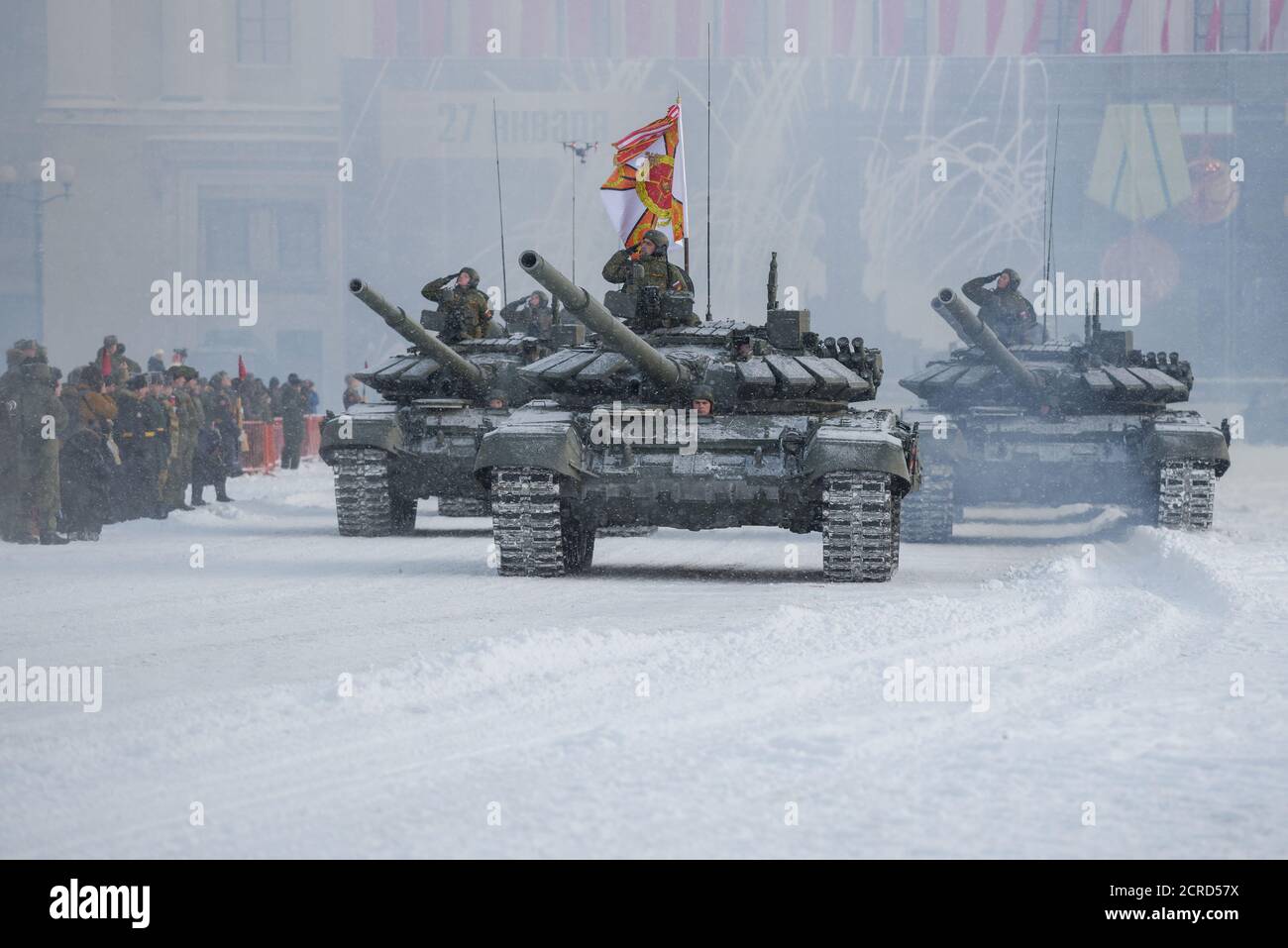 SAINT-PÉTERSBOURG, RUSSIE - 24 JANVIER 2019 : convoi de chars russes du T-72B3 sur la place du Palais. Fragment de la répétition de la robe de l'armée Banque D'Images