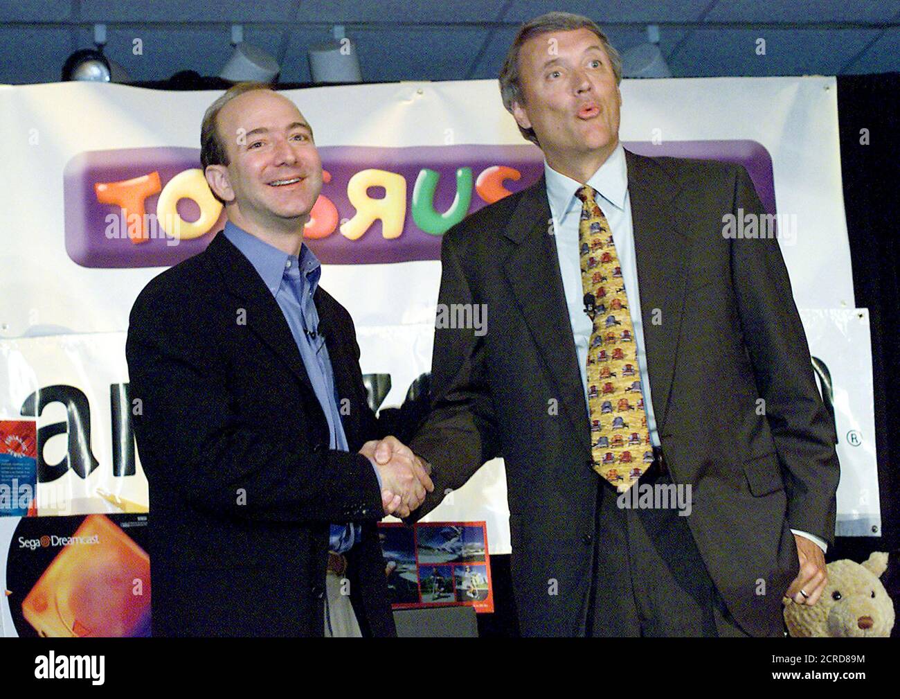 Le fondateur et PDG de Amazon.com Jeff Bezos (L) tremble la main avec le  PDG de Toys R US, John Eyler, au début d'une conférence de presse à New  York le 10