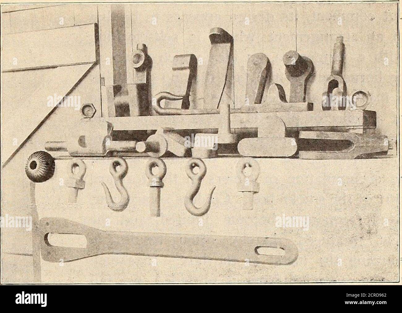 . Maître mécanicien de chemin de fer [microforme] . ins. Version avant standard G. S. & F. Ry__LW_AT__. LA conception d'un arrangement standard de l'avant de l'extrémité et les exigences de toutes les locomotives ont été généralement accédé pour être impossible, et il, là-avant, reste pratique pour chaque route de travailler son propre salut, en raison des conditions variées sous lesquelles les locomotives opèrent sur des routes différentes, et dans les cas de manycas sur différentes divisions de la même route. Au moment de thesame, une conception de la boîte de fumée qui s'est avérée suc-cessful dans des conditions pour lesquelles il a été conçu isalways d'intérêt, et dans de nombreux cas Banque D'Images