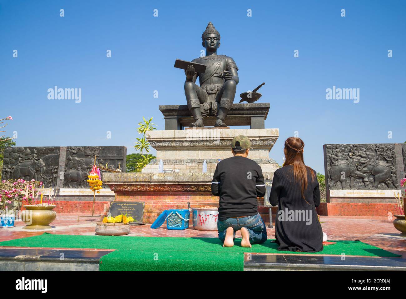 SUKHOTAI, THAÏLANDE - 29 DÉCEMBRE 2016 : un couple de jeunes thaïlandais au monument du roi thaïlandais Pho Kun Ramakhamhang le Grand Banque D'Images