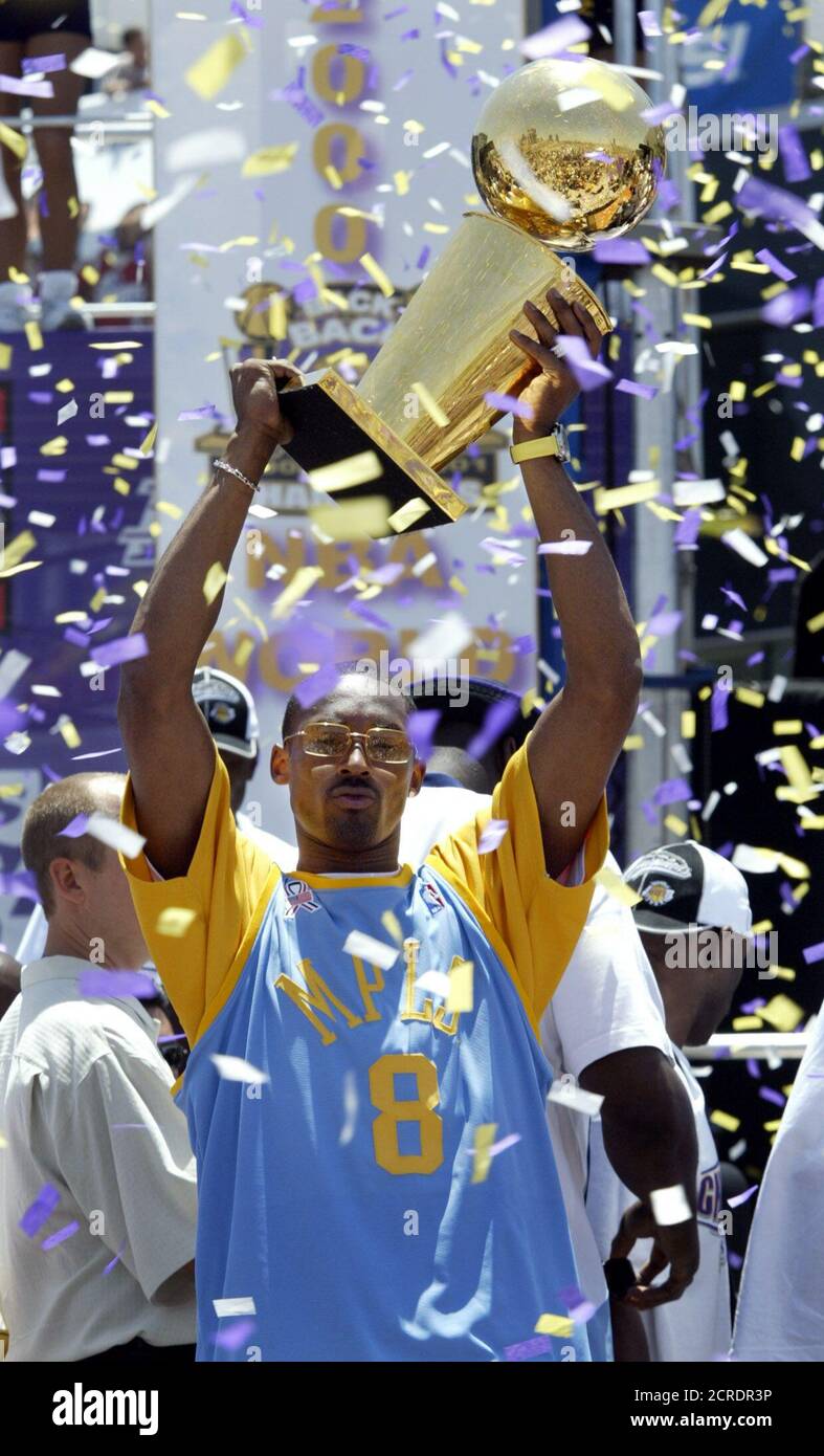 Los Angeles Lakers garde Kobe Bryant remporte le trophée NBA Championship  tandis que les Lakers célèbrent leur troisième championnat NBA consécutif  avec une parade de victoire dans le centre-ville de Los Angeles,