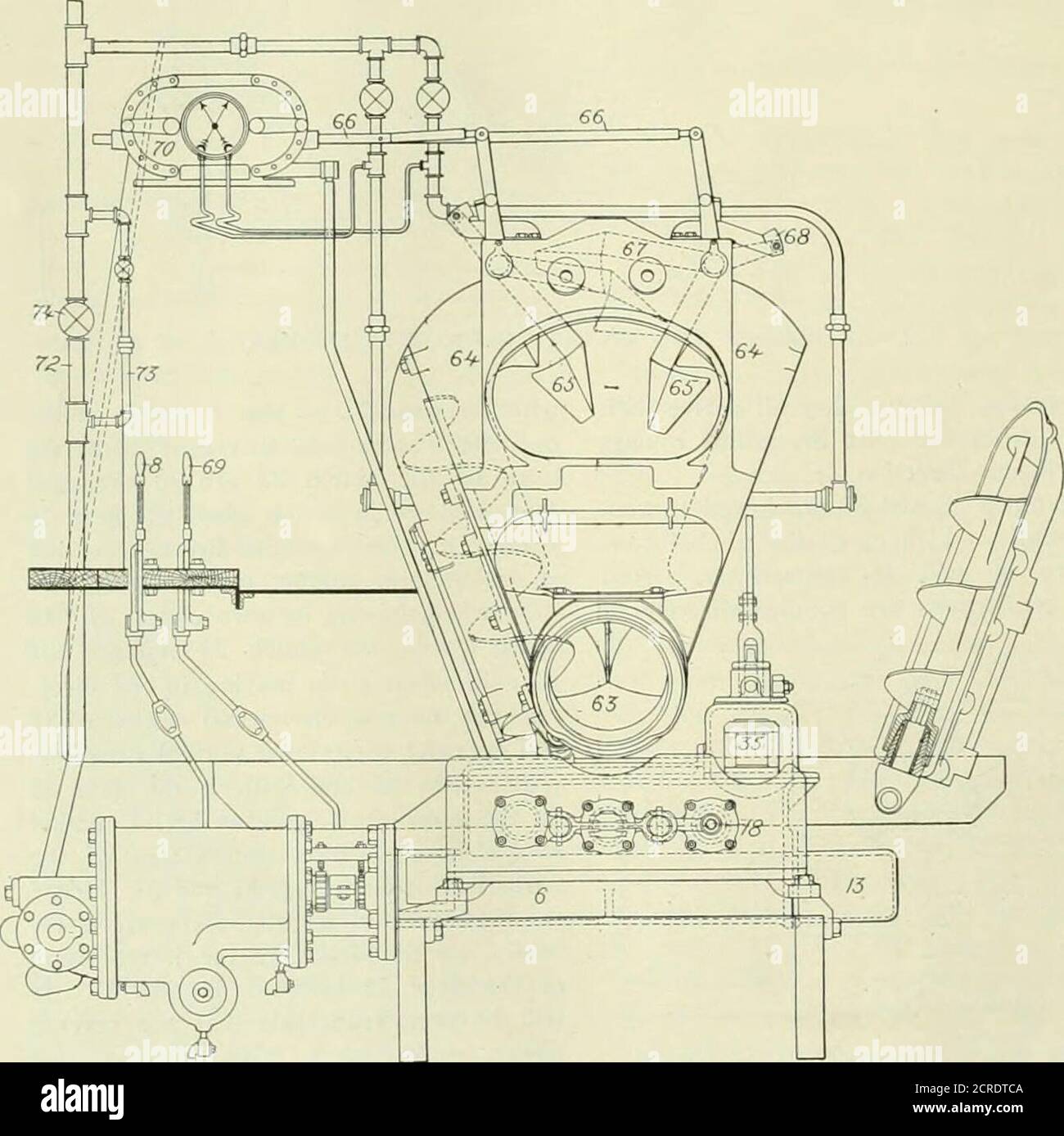 . Génie ferroviaire et de locomotive : Une revue pratique de la force motrice ferroviaire et du matériel roulant . section du stoker montre que la joint35 de la nacelle sur la boîte de vitesses est reliée à l'articulation asimilar 45 sur l'offre par l'intermédiaire d'une ashaft ayant une connexion télescopique 46.ces deux joints de la nacelle avec l'arbre de téléportée fournissent pour le compensation de tous les mouvements entre le moteur et le moteur. L'arbre sur le tenon, qui était cassé à 47, remonte jusqu'à l'extrémité de la vis du convoyeur où il porte un pignon qui s'engrène avec etentraîne l'engrenage droit 48, qui est enclé sur l'arbre du Banque D'Images