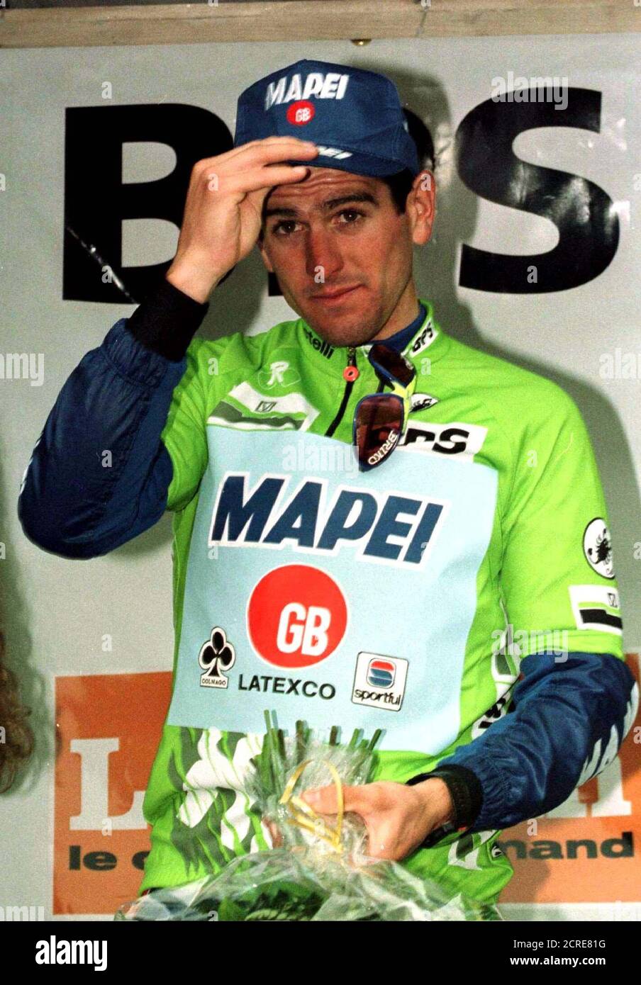Le champion du monde espagnol Abraham Olana incline sa casquette alors  qu'il se tient sur le podium lors d'une cérémonie à Genève le 12 mai.  Olana, s'est installé comme favori pour le