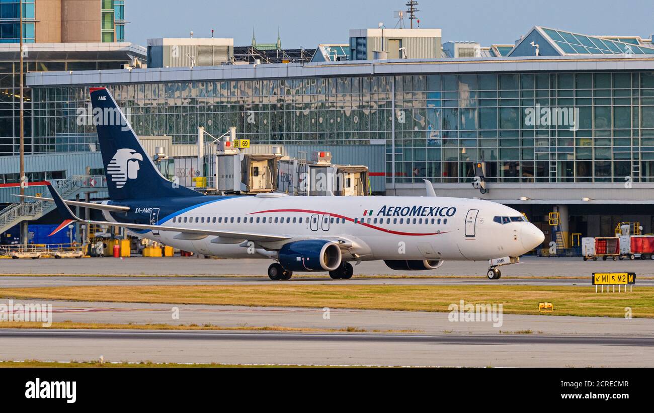 Richmond, Colombie-Britannique, Canada. 31 juillet 2020. Un taxi AeroMexico Boeing 737-800 (XA-AME) vers une porte d'embarquement internationale à l'aéroport international de Vancouver. Crédit : Bayne Stanley/ZUMA Wire/Alay Live News Banque D'Images