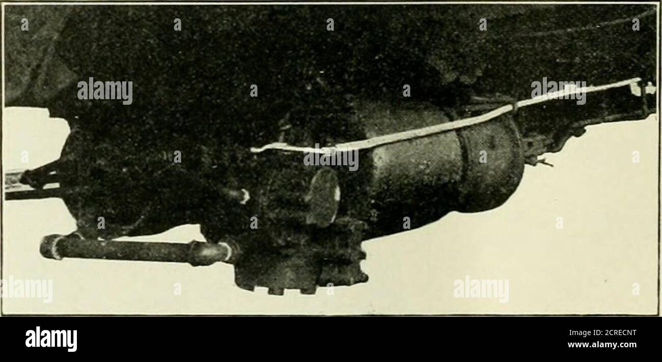 . Le génie ferroviaire et de locomotive : une revue pratique de la force motrice ferroviaire et du matériel roulant . Diamètre, tournevis 55 pouces Poids sur les conducteurs 232,000 lb poids total du moteur.... 306,000 lb effort de traction 58.000 lb poids du tendre 61,500 lb capacité du charbon 15 tonnes capacité de l'eau 8,500 gallons. Les dimensions des maillets sont les suivantes : diamètre de cylindre 21 & 33^4 in. Course du piston 32 in. Pression de vapeur 225 lb surface de chauffage 5,237 pi. CA. Diamètre, tournevis 55 pouces Poids sur les conducteurs 332,000 lb poids total du moteur.... 362 000 livres. Effort de traction 78,000 lb poids tendre 61.300 lb Banque D'Images