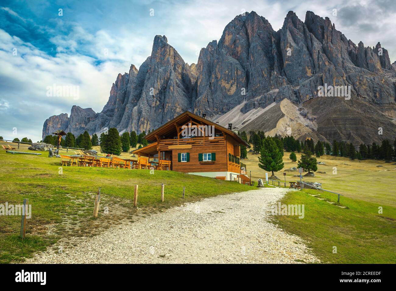 Magnifique paysage alpin d'automne, charmant chalet en bois avec de hautes montagnes en arrière-plan, Geisler - groupe de montagne Odle, Alto Adige, Dolomites, Italie, UE Banque D'Images